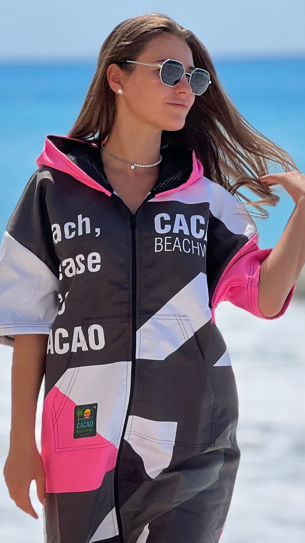 Poncho mare da donna Solar Vibes Pink NanoDry Ultra™ con cappuccio, zip e tasche – CACAO Beachwear™
