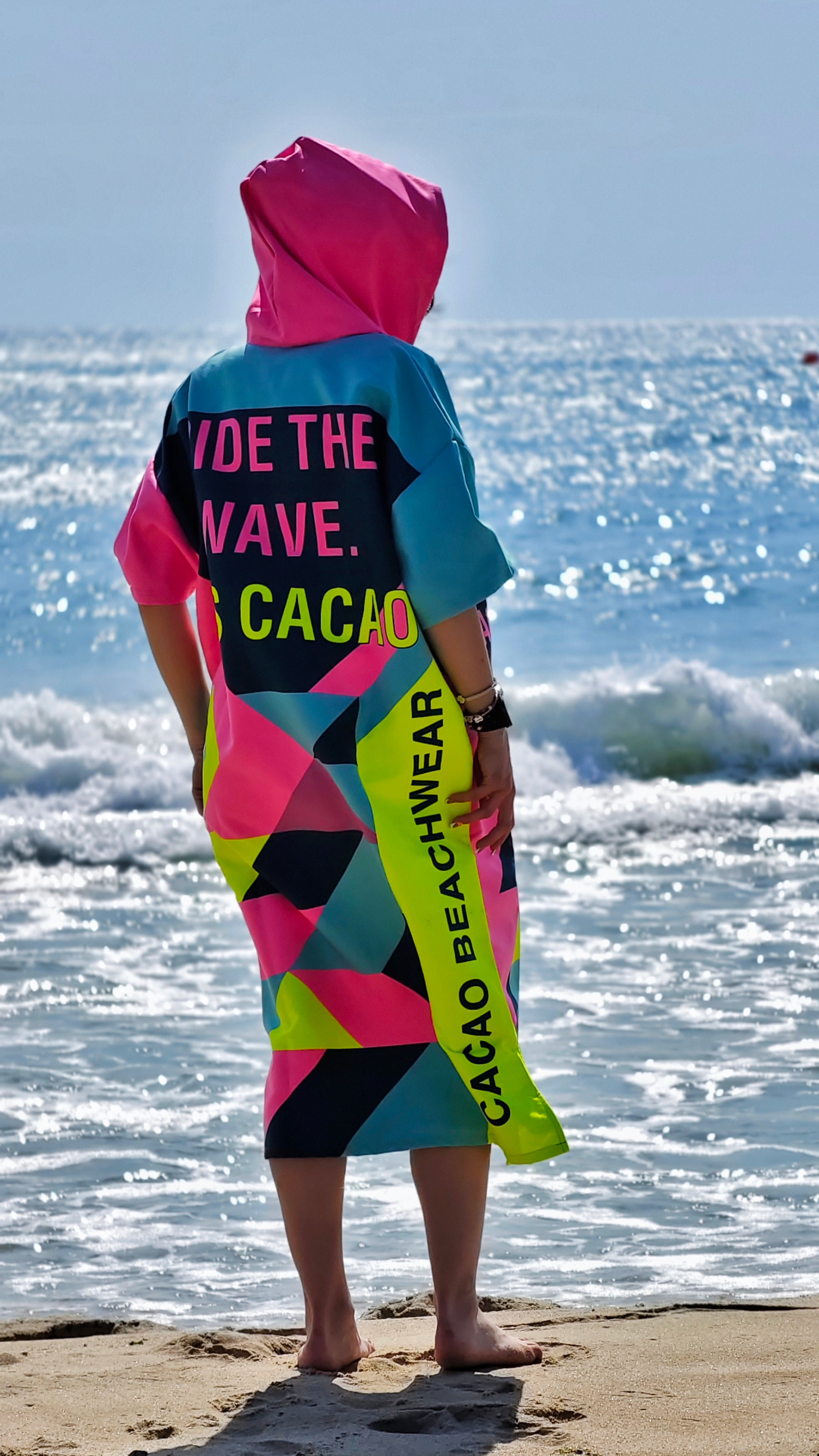 Дамско плажно пончо Colorful Solar Vibes, кърпа NanoDry Ultra™ с качулка, цип и джобове – CACAO Beachwear™