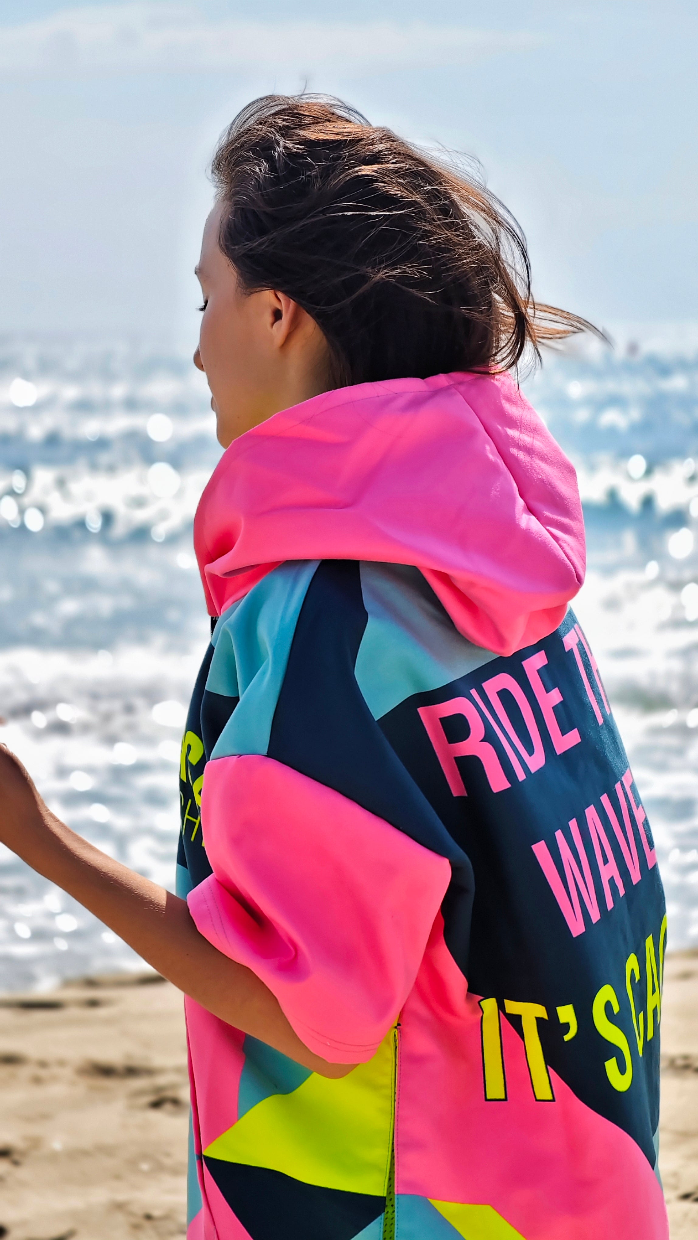 Дамско плажно пончо Colorful Solar Vibes, кърпа NanoDry Ultra™ с качулка, цип и джобове – CACAO Beachwear™