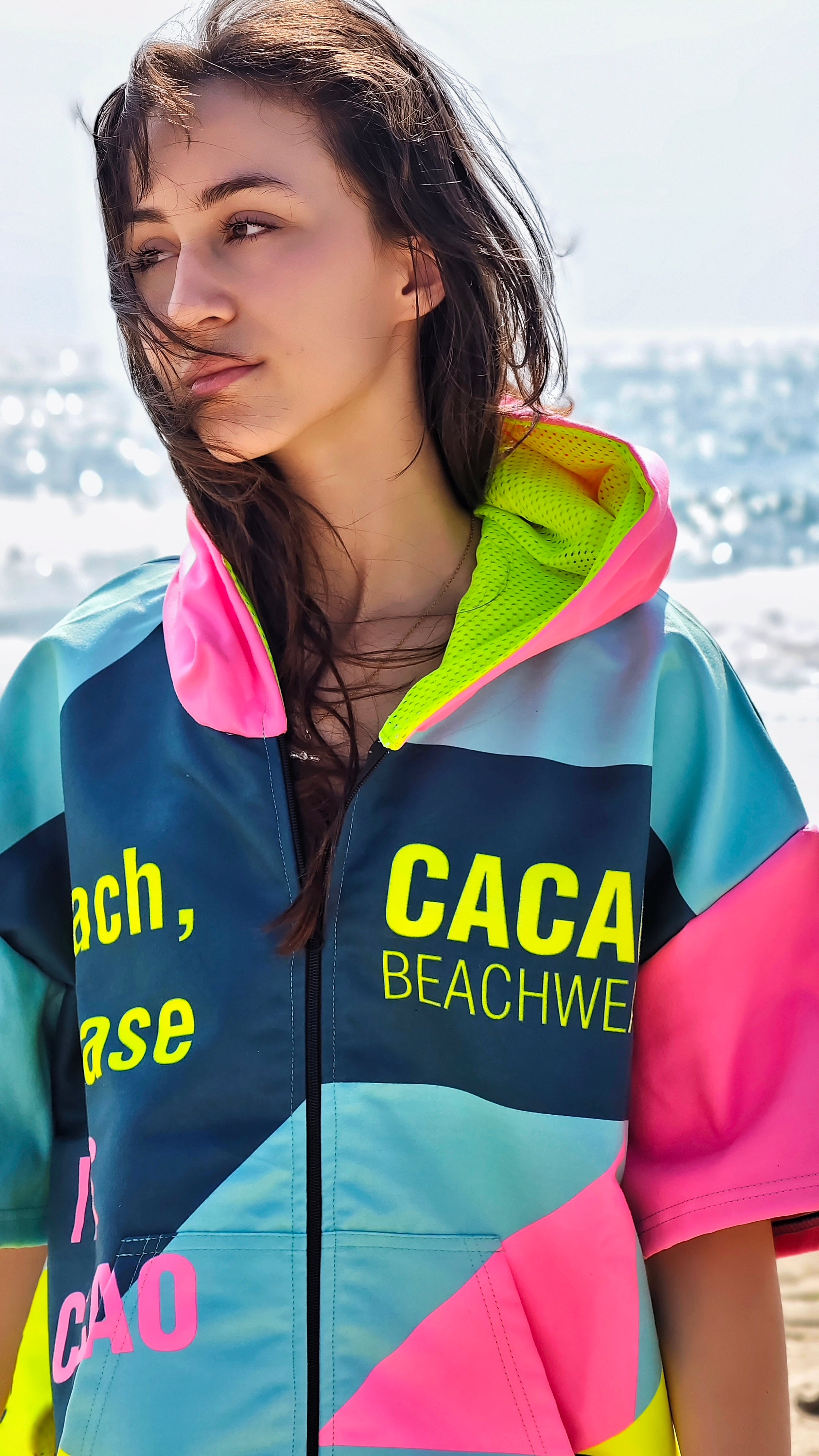 Дамско плажно пончо Colorful Solar Vibes, кърпа NanoDry Ultra™ с качулка, цип и джобове – CACAO Beachwear™
