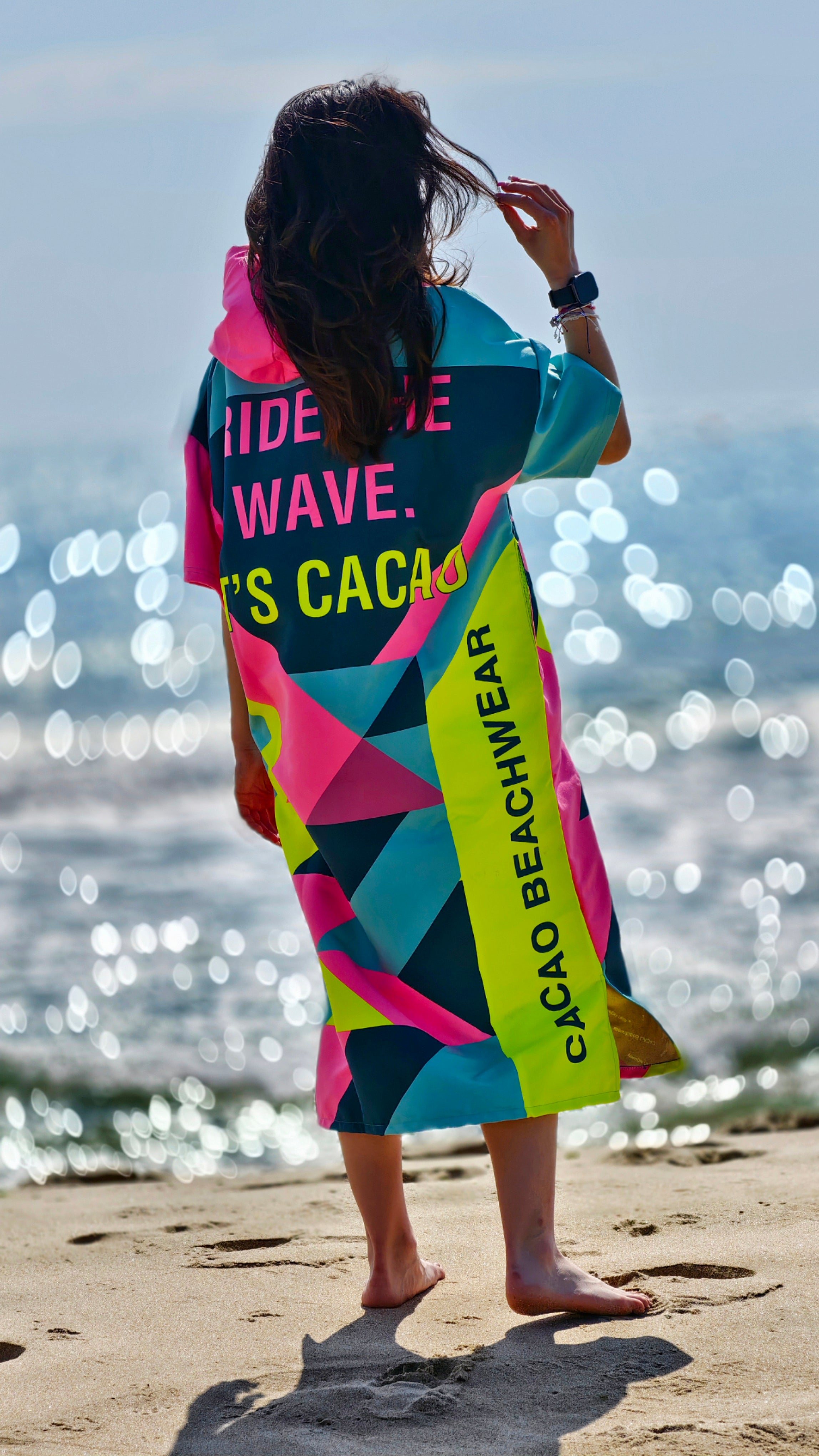 Дамско плажно пончо Colorful Solar Vibes, кърпа NanoDry Ultra™ с качулка, цип и джобове – CACAO Beachwear™