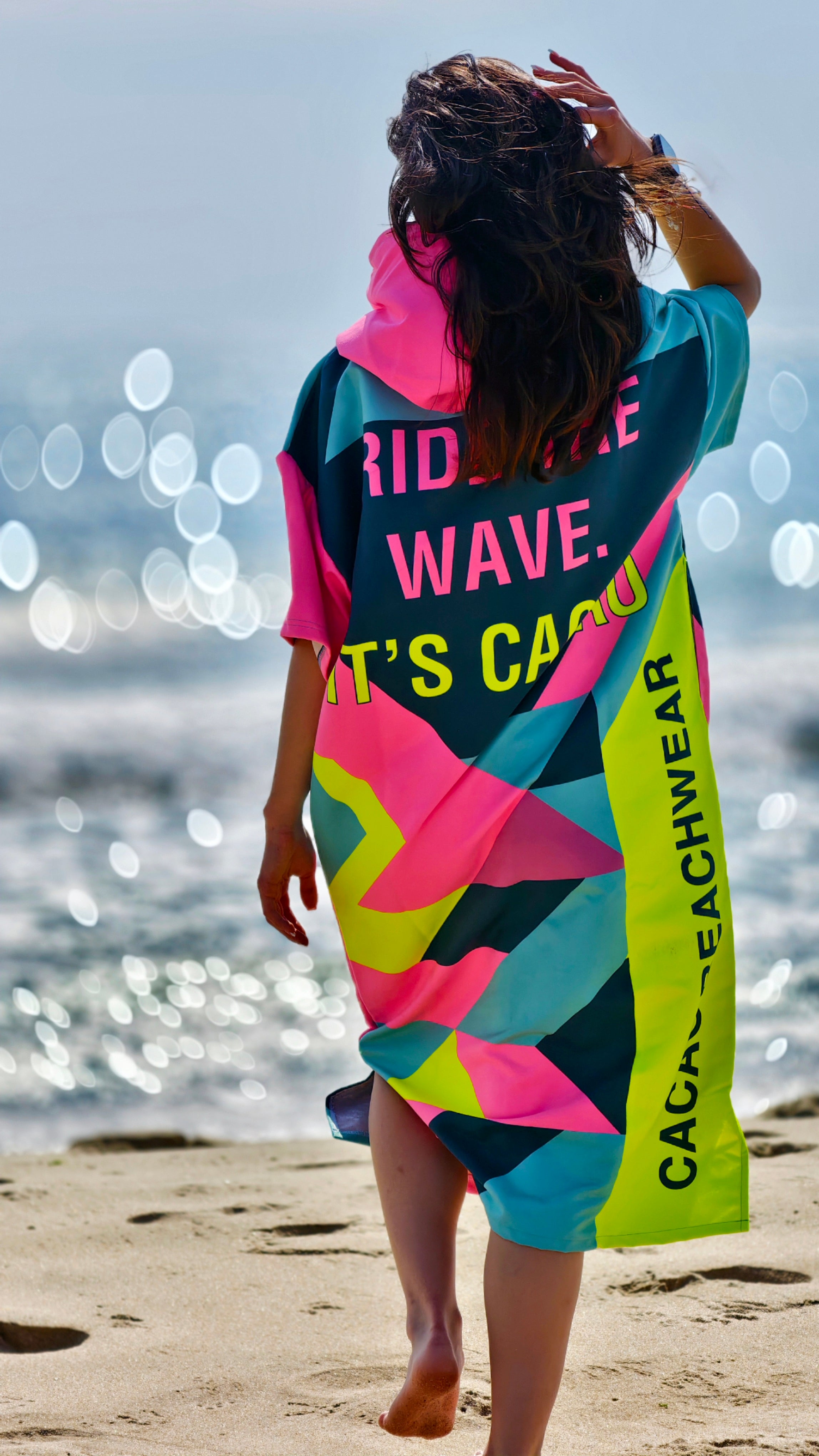 Дамско плажно пончо Colorful Solar Vibes, кърпа NanoDry Ultra™ с качулка, цип и джобове – CACAO Beachwear™