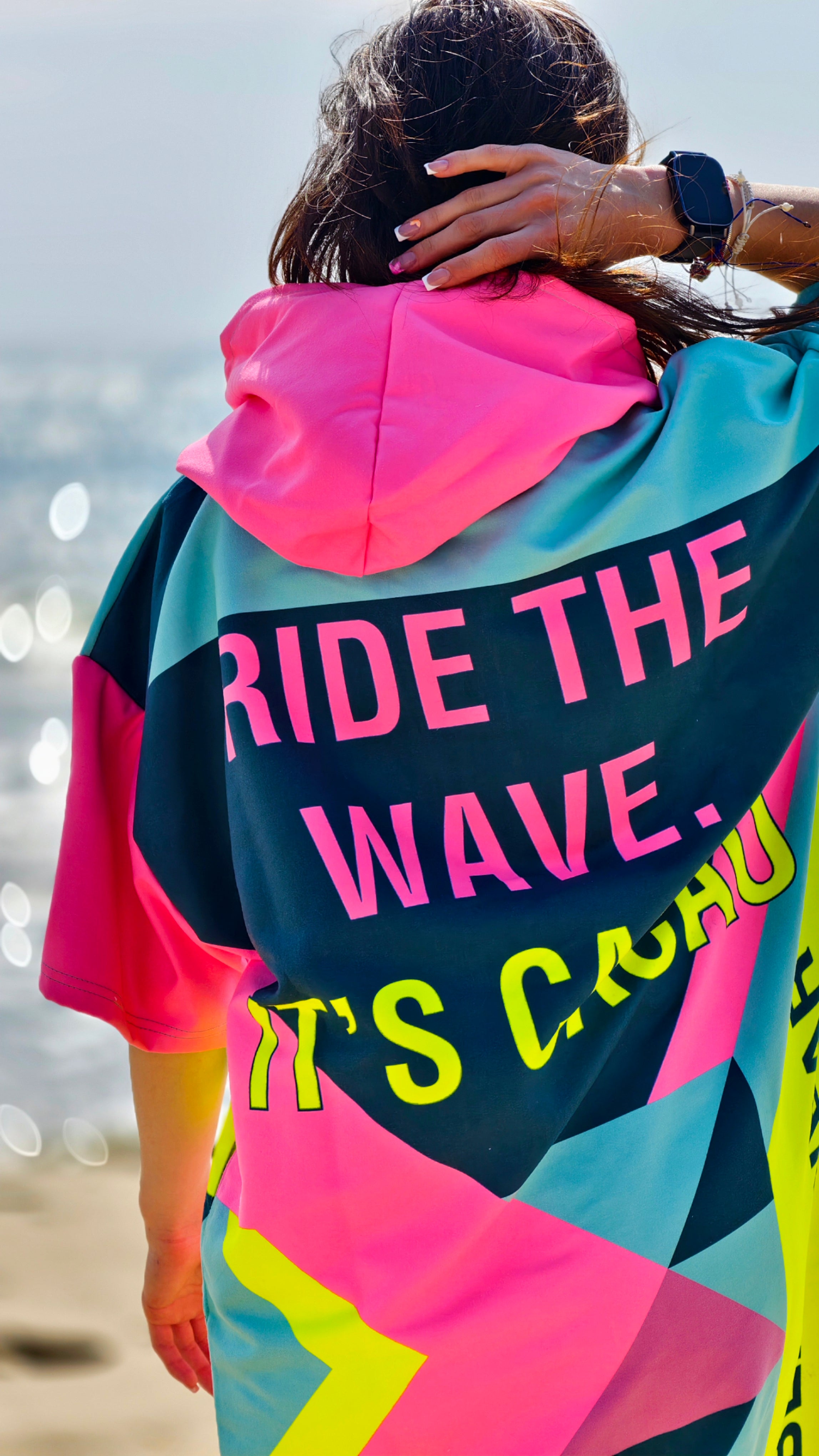 Дамско плажно пончо Colorful Solar Vibes, кърпа NanoDry Ultra™ с качулка, цип и джобове – CACAO Beachwear™