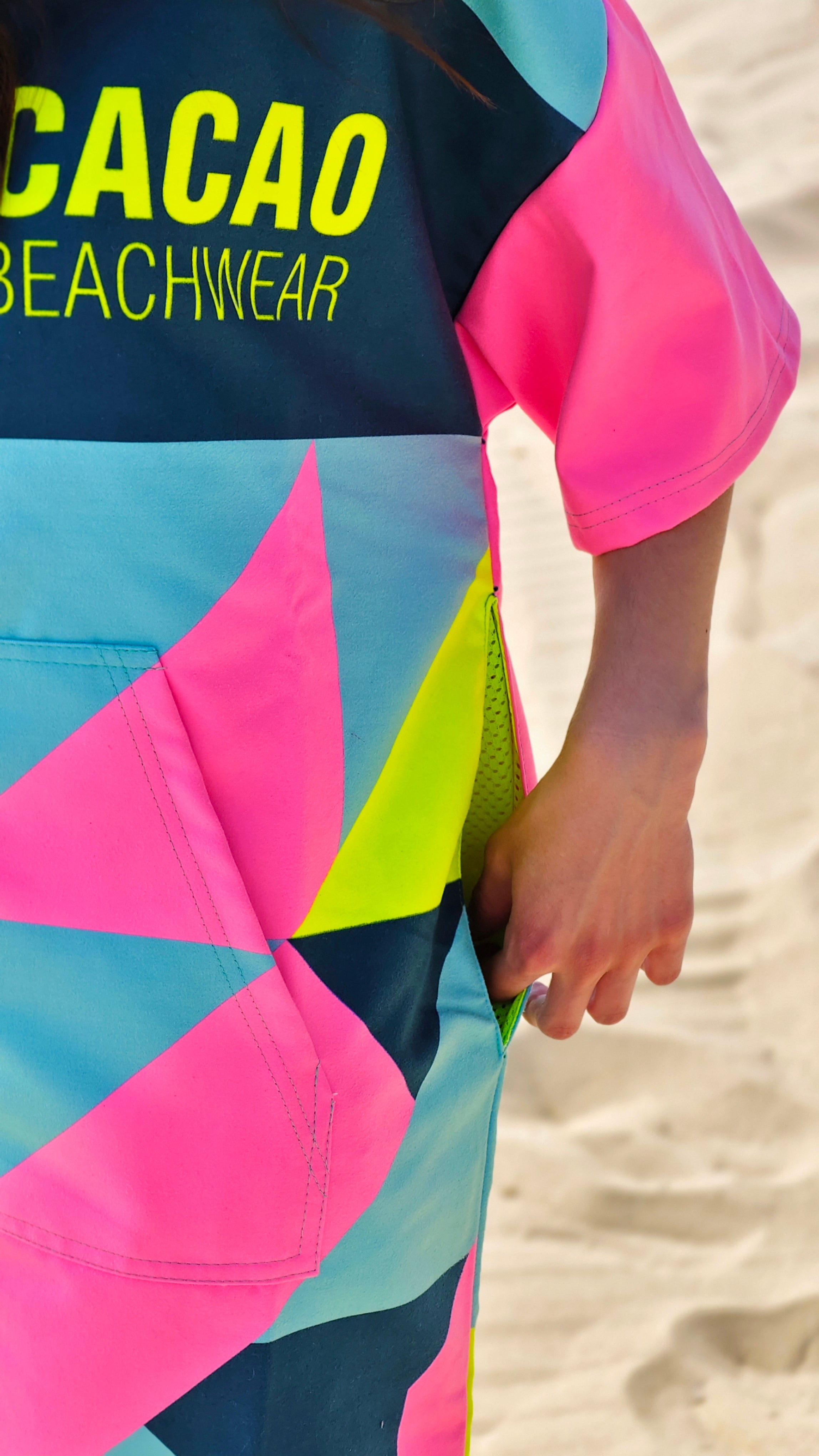 Дамско плажно пончо Colorful Solar Vibes, кърпа NanoDry Ultra™ с качулка, цип и джобове – CACAO Beachwear™