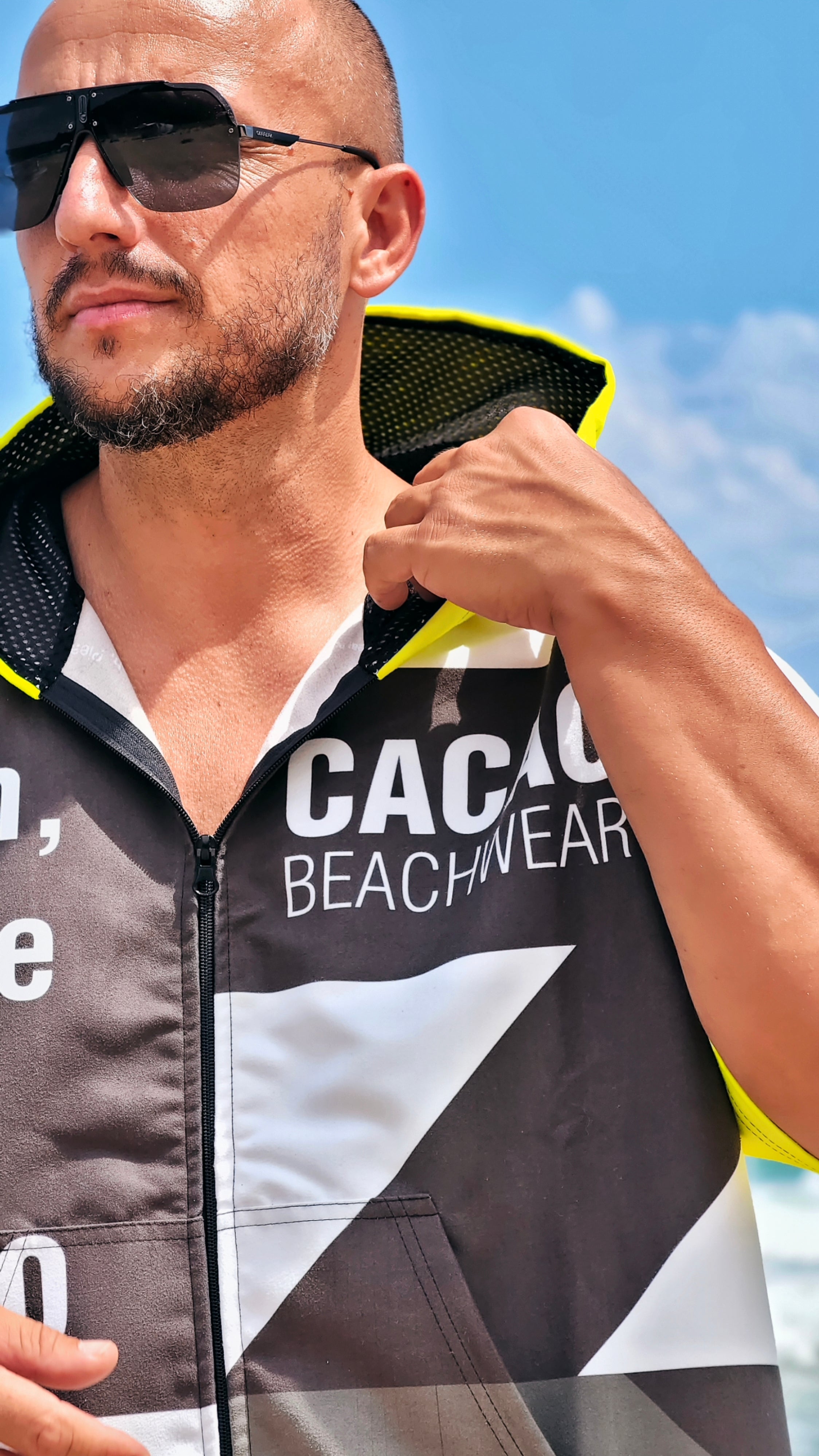 Мъжко плажно пончо Solar Vibes хавлия NanoDry Ultra™ с качулка, цип и джобове – CACAO Beachwear™