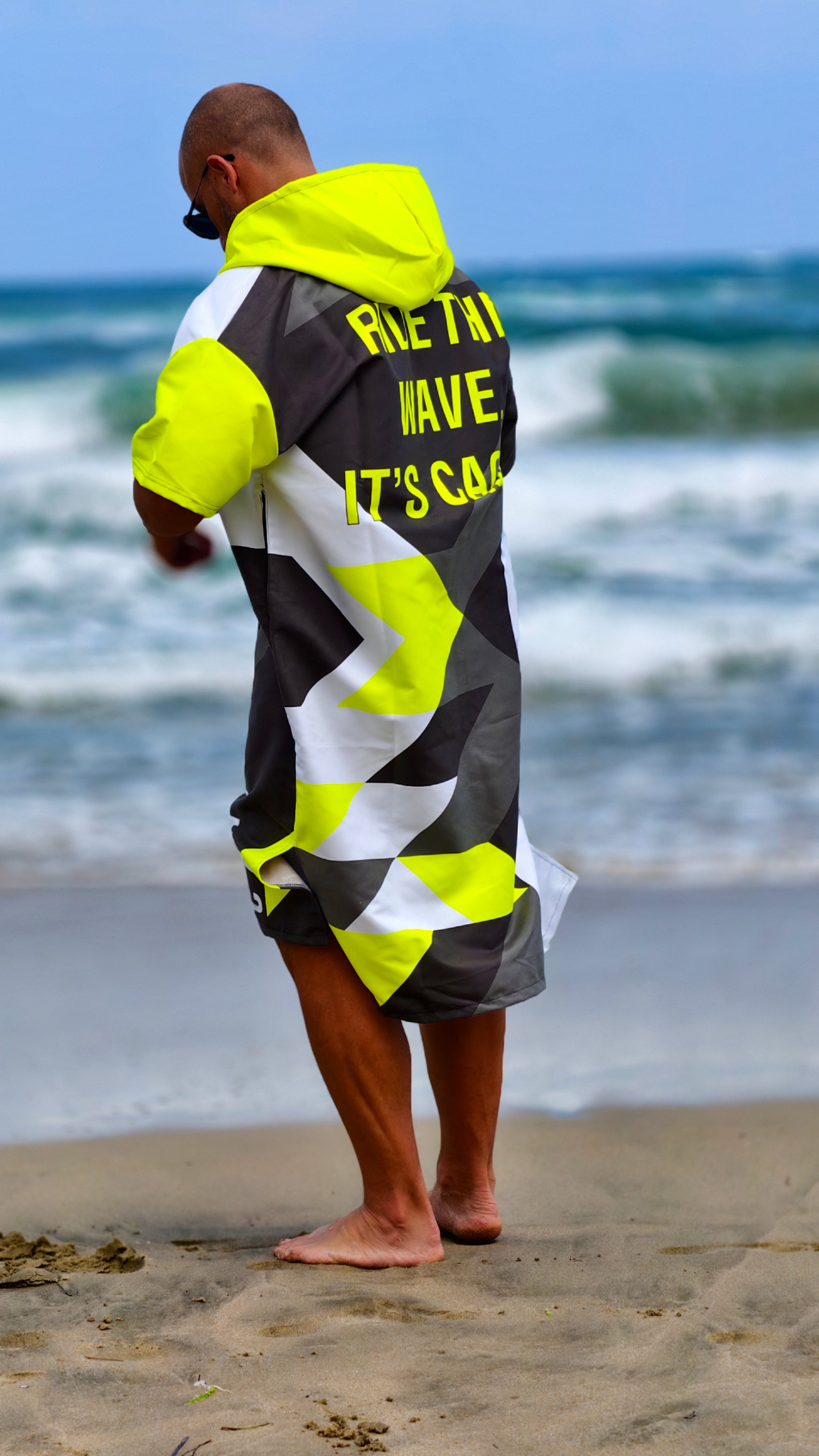 Poncho mare da uomo Solar Vibes NanoDry Ultra™ con cappuccio, zip e tasche – CACAO Beachwear™
