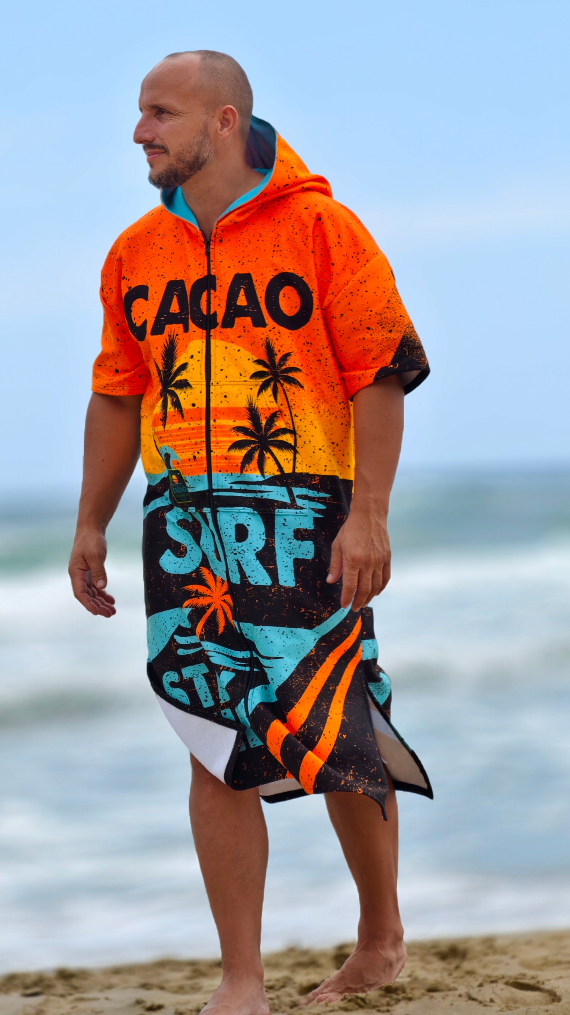 Оранжева мъжка плажна пончо кърпа с качулка, цип и джобове – CACAO Beachwear™