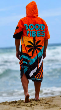 Poncho de praia masculino Orange com capuz, fecho e bolsos – CACAO Beachwear™
