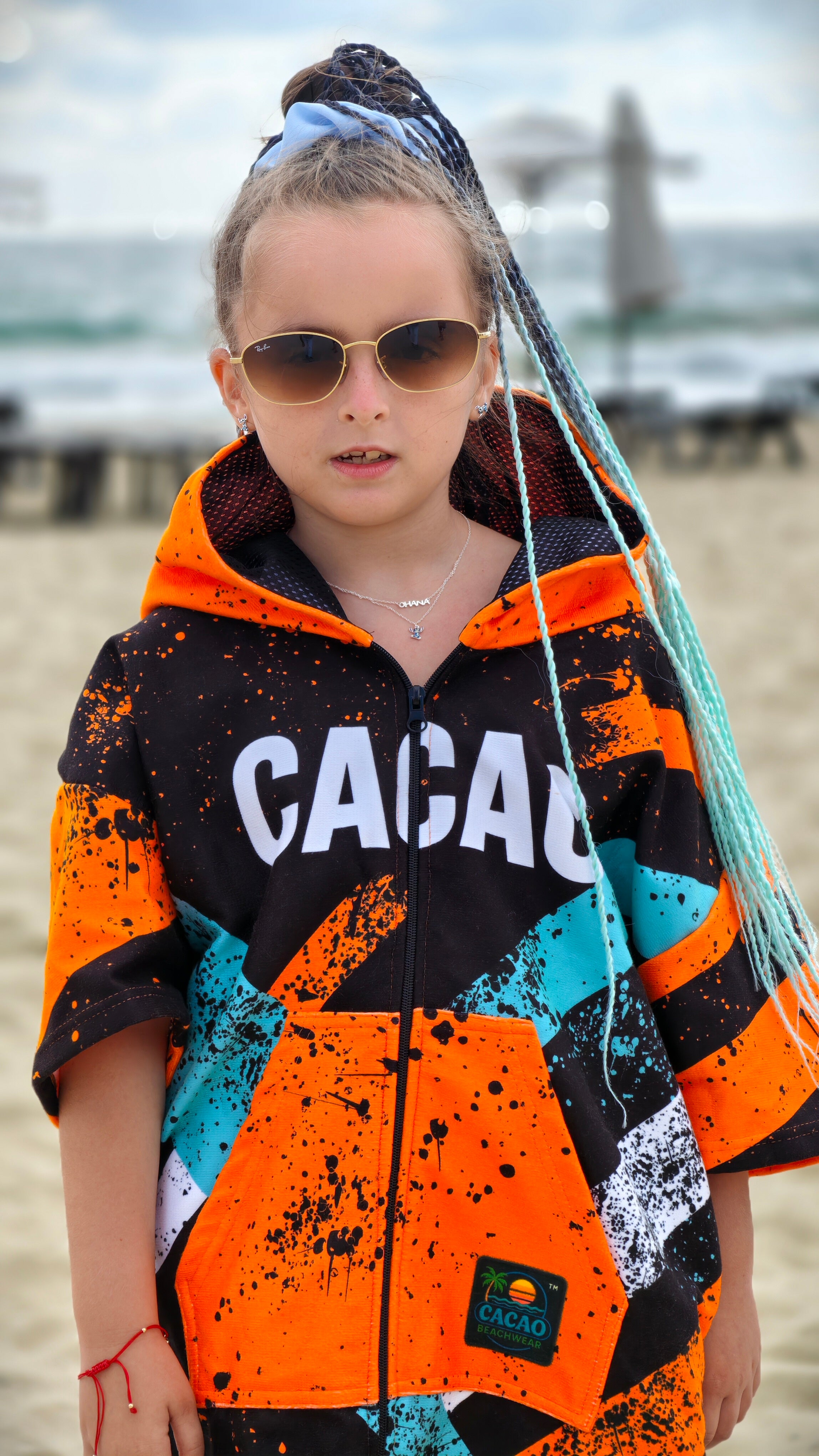 Детска плажна хавлия-пончо Blue Spirit с качулка, цип и джобове – CACAO Beachwear™
