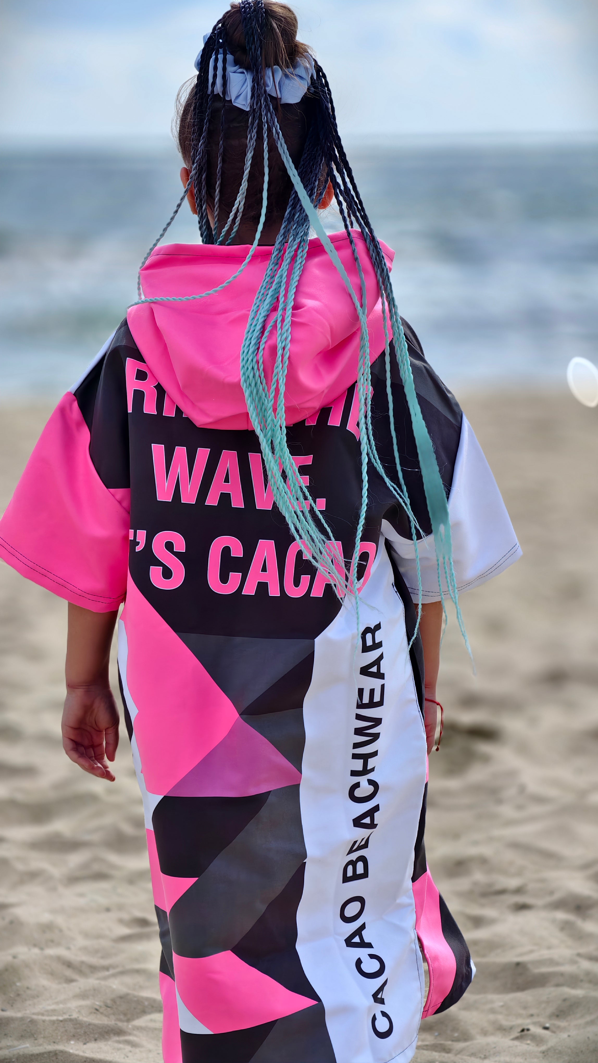 Детско плажно пончо Solar Vibes Pink NanoDry Ultra™ кърпа с качулка, цип и джобове – CACAO Beachwear™