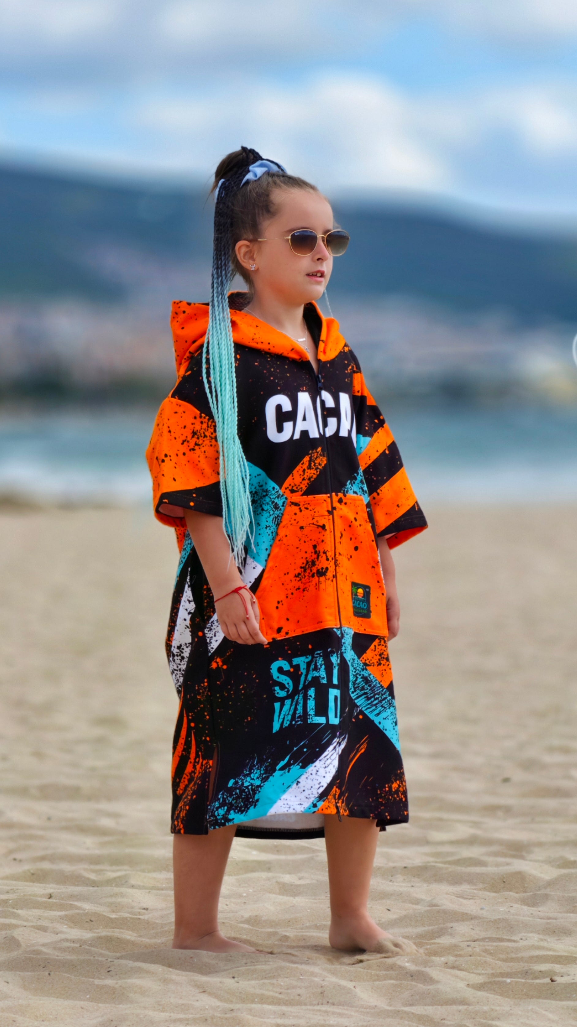 Детска плажна хавлия-пончо Blue Spirit с качулка, цип и джобове – CACAO Beachwear™