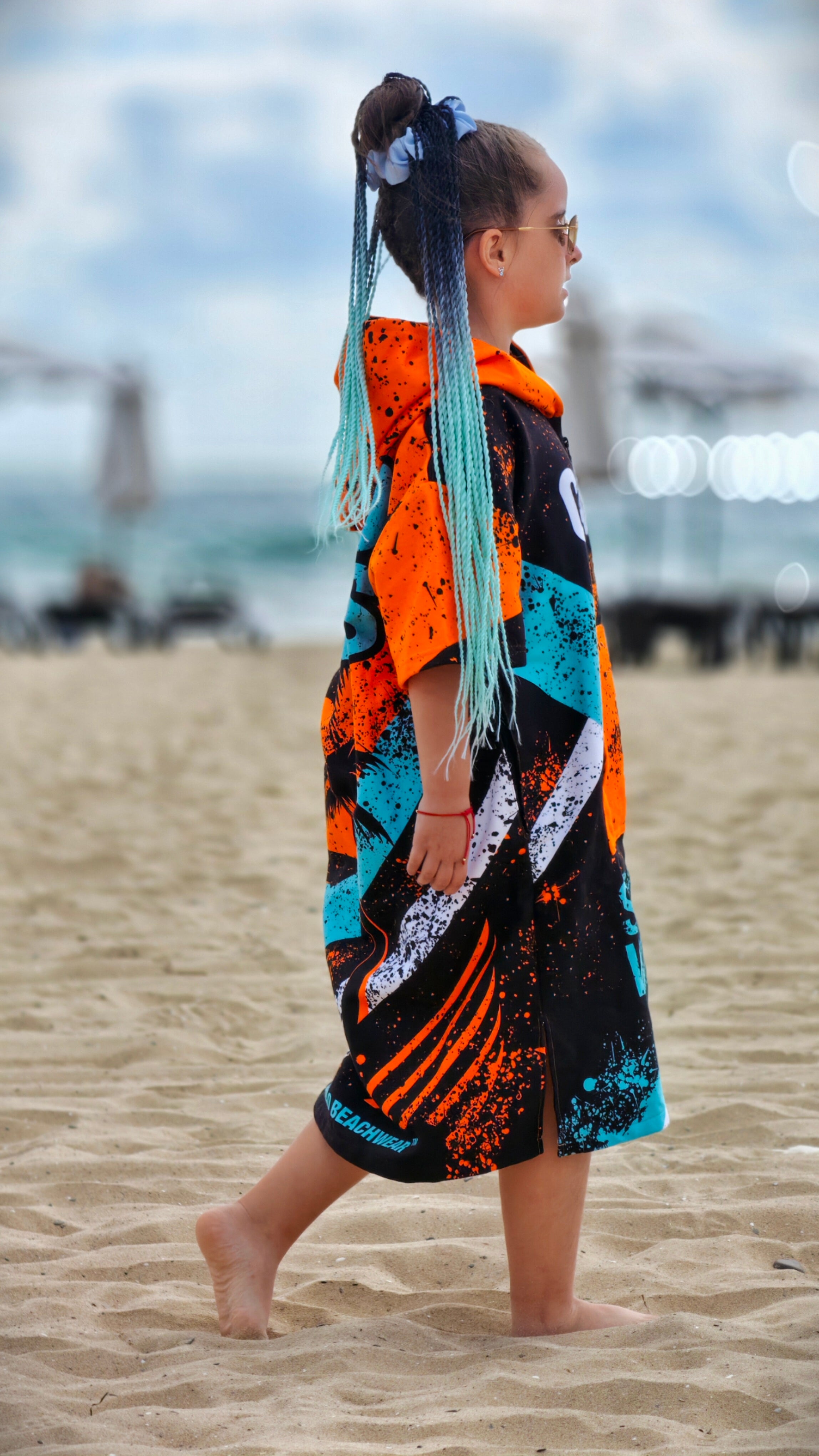Детска плажна хавлия-пончо Blue Spirit с качулка, цип и джобове – CACAO Beachwear™