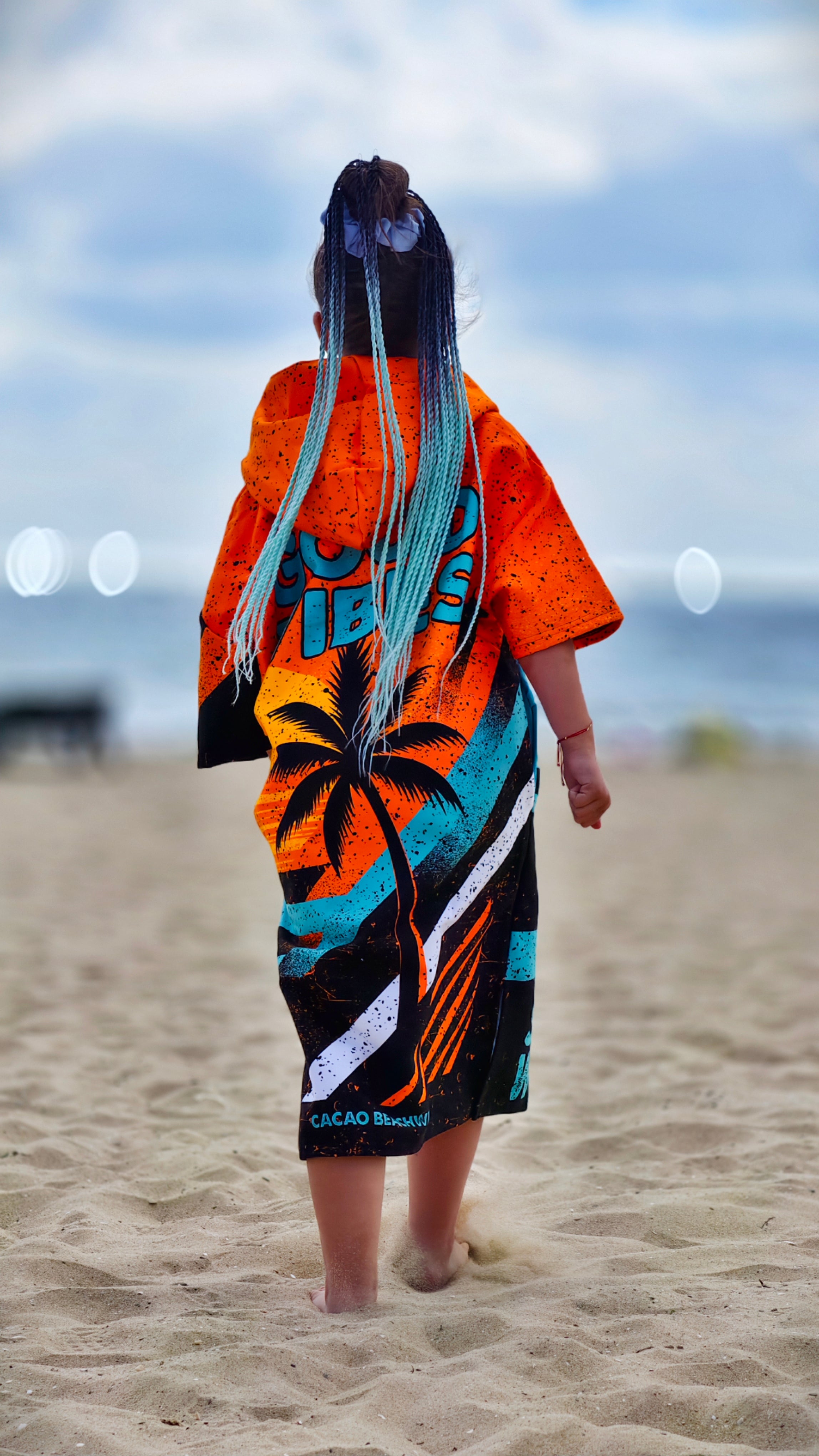 Оранжево детско плажно пончо-кърпа с качулка, цип и джобове – CACAO Beachwear™