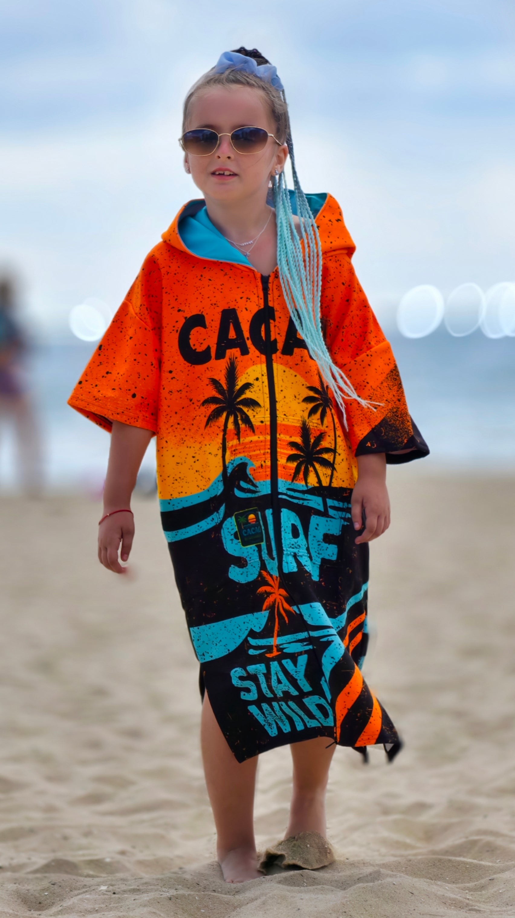 Poncho de praia infantil Orange em toalha para meninas com capuz, fecho de correr e bolsos – CACAO Beachwear™


