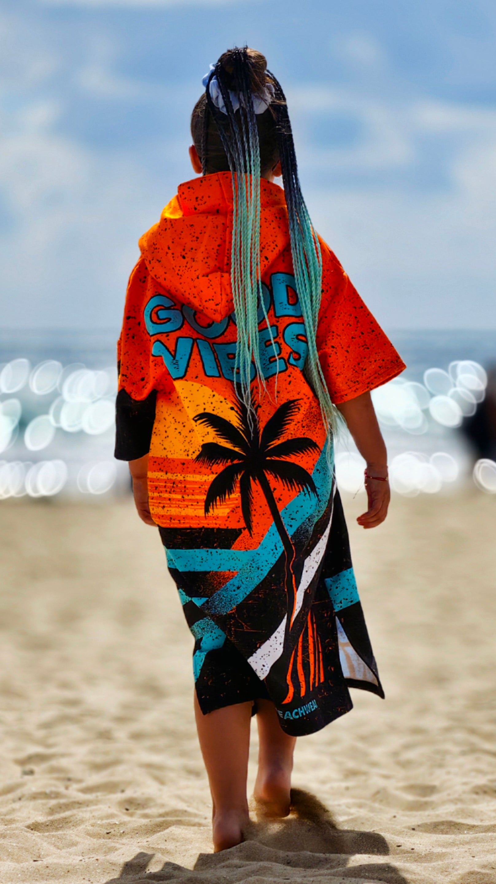 Poncho de praia infantil Orange em toalha para meninas com capuz, fecho de correr e bolsos – CACAO Beachwear™


