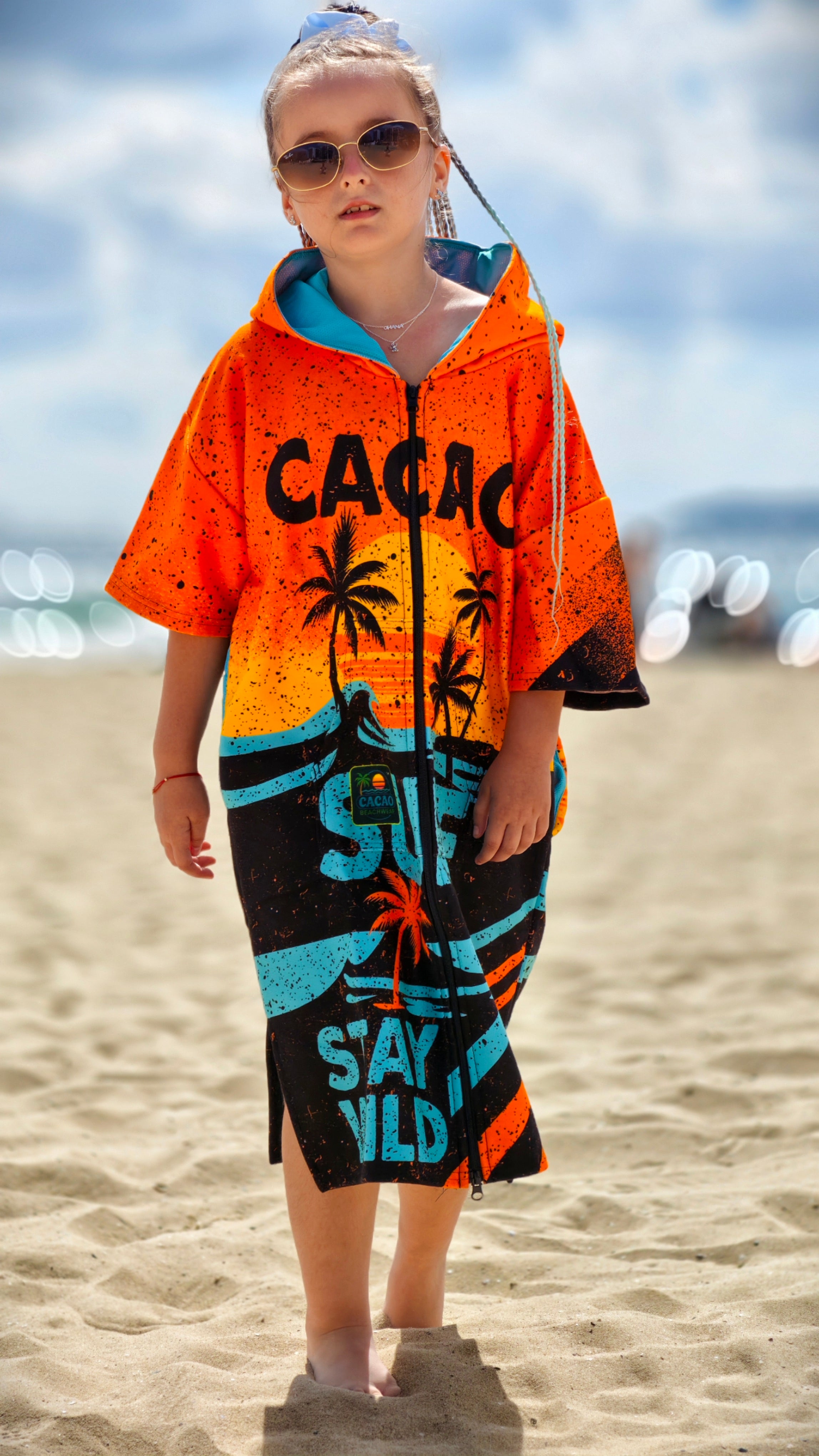 Poncho de praia infantil Orange em toalha para meninas com capuz, fecho de correr e bolsos – CACAO Beachwear™

