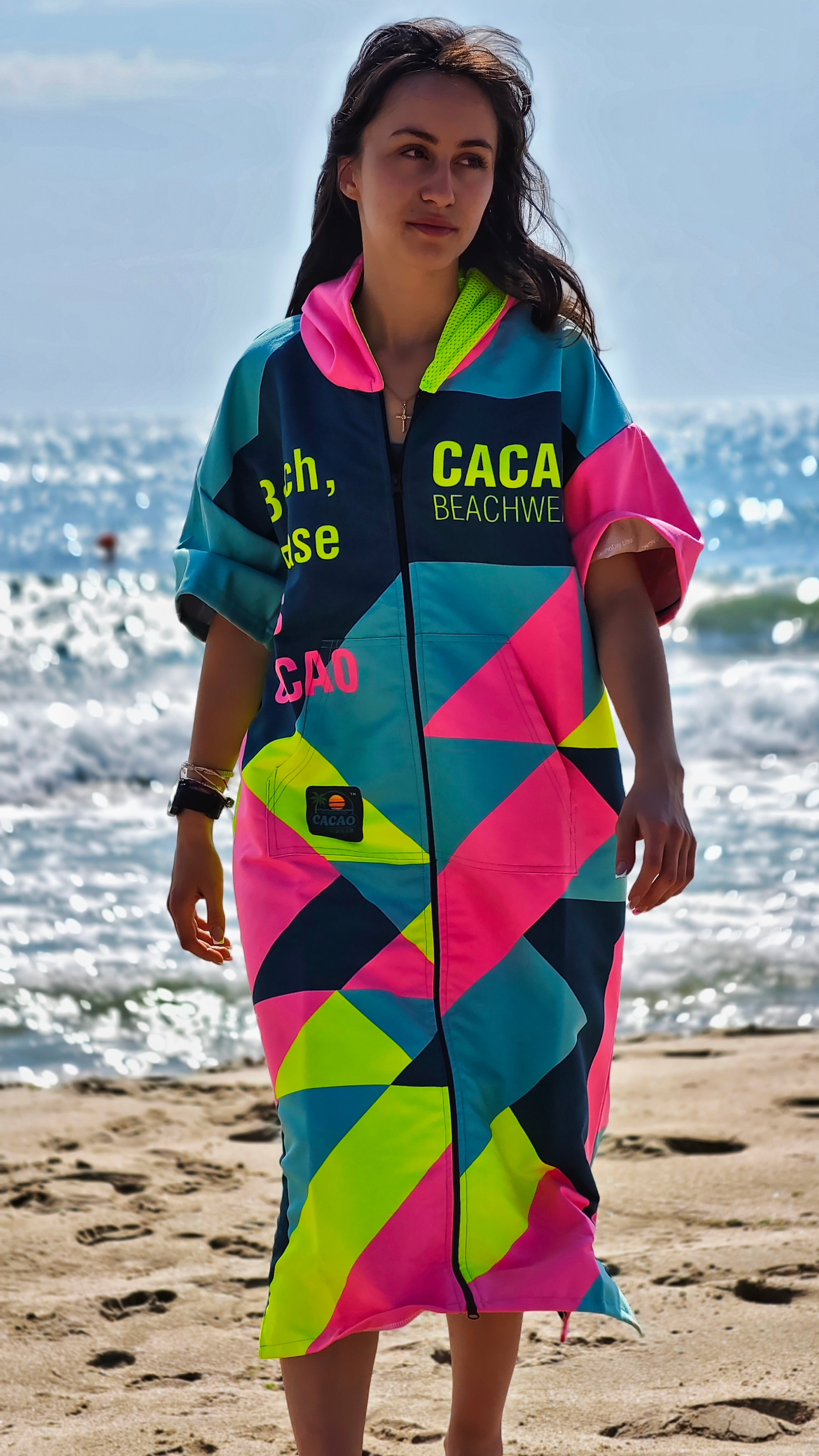 Дамско плажно пончо Colorful Solar Vibes, кърпа NanoDry Ultra™ с качулка, цип и джобове – CACAO Beachwear™