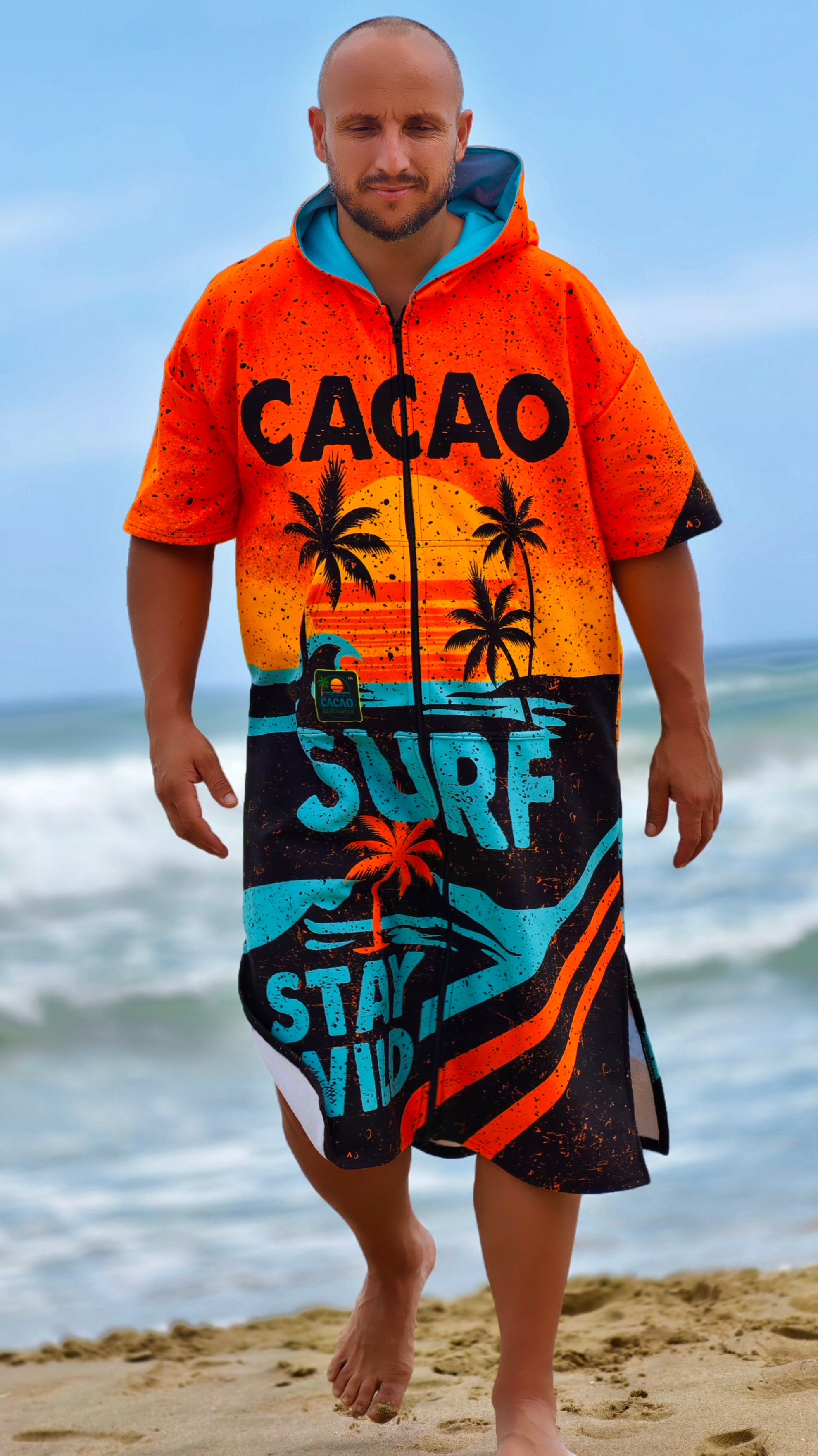 Оранжева мъжка плажна пончо кърпа с качулка, цип и джобове – CACAO Beachwear™