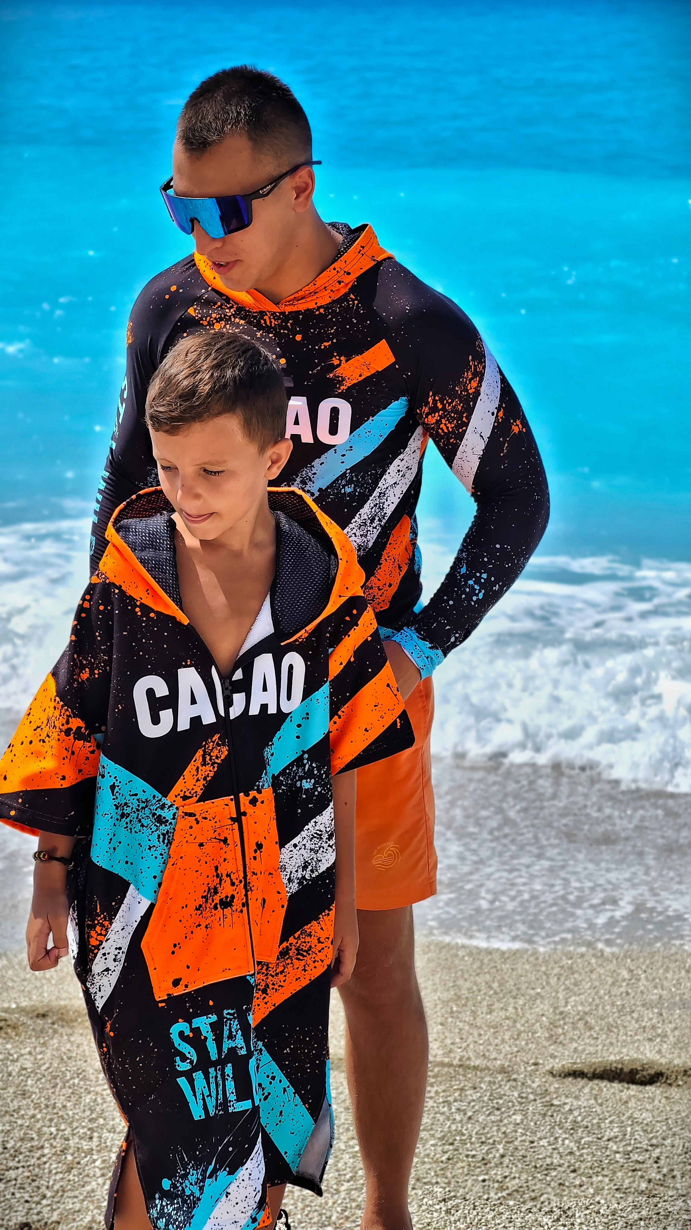 Poncho asciugamano da spiaggia per bambini Blue Spirit da ragazzo con cappuccio, zip e tasche – CACAO Beachwear™
