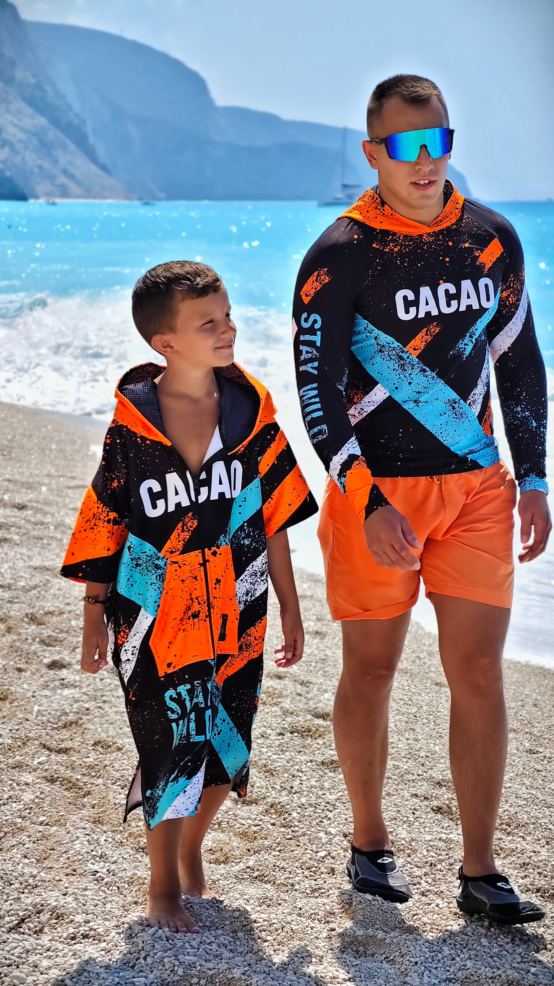 Poncho asciugamano da spiaggia per bambini Blue Spirit da ragazzo con cappuccio, zip e tasche – CACAO Beachwear™
