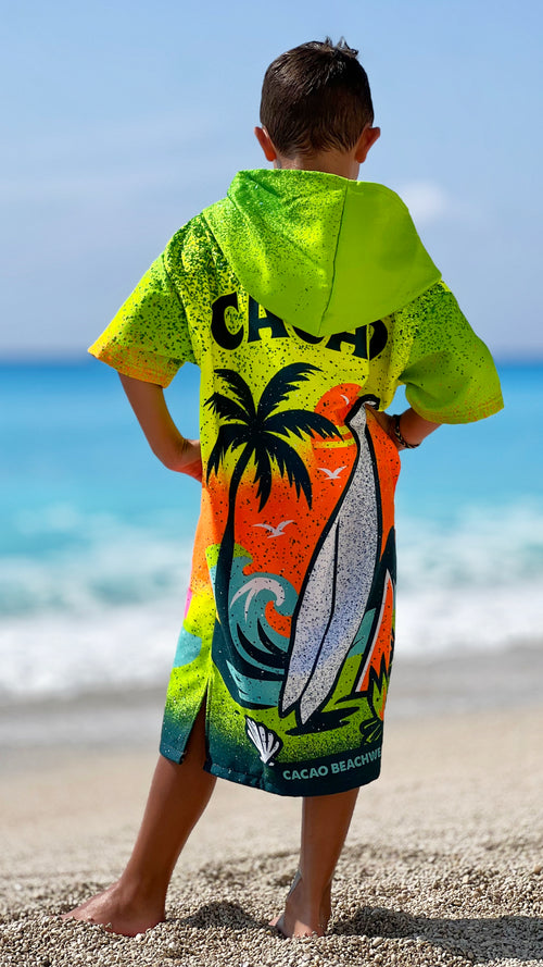 Poncho de praia infantil Surf Vibe em toalha para meninos com capuz, fecho de correr e bolsos – CACAO Beachwear™
