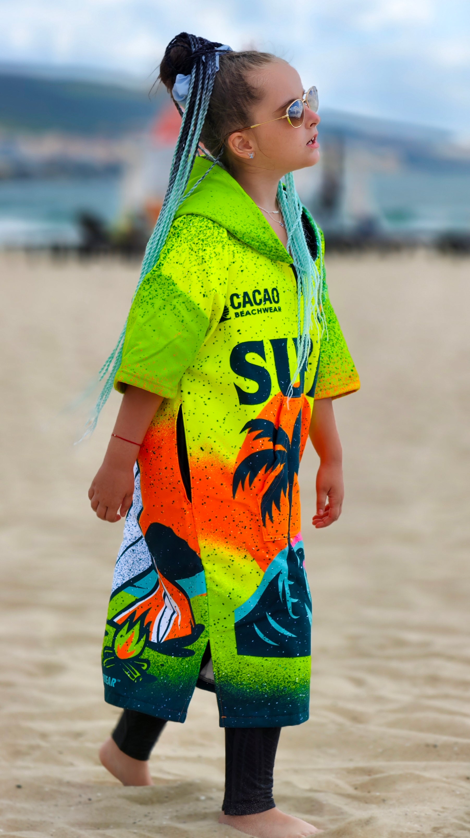 Poncho de praia infantil Surf Vibe em toalha para meninas com capuz, fecho de correr e bolsos – CACAO Beachwear™

