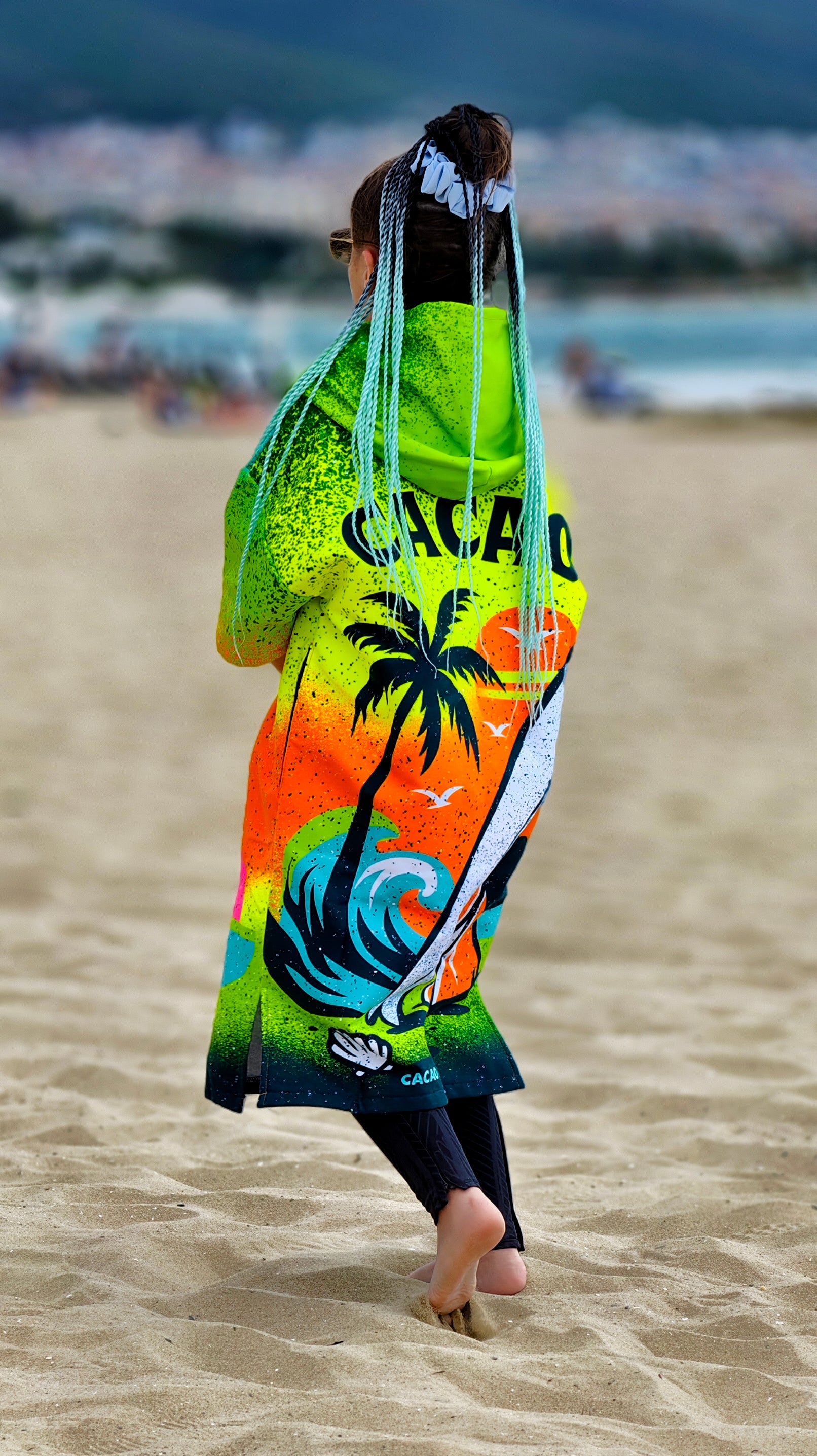 Poncho de praia infantil Surf Vibe em toalha para meninas com capuz, fecho de correr e bolsos – CACAO Beachwear™

