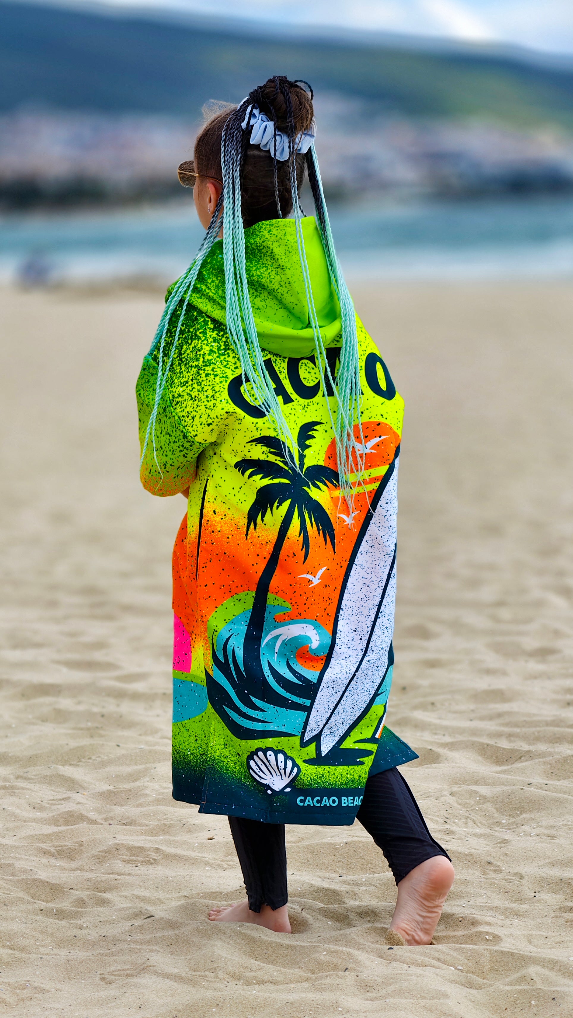 Poncho de praia infantil Surf Vibe em toalha para meninas com capuz, fecho de correr e bolsos – CACAO Beachwear™

