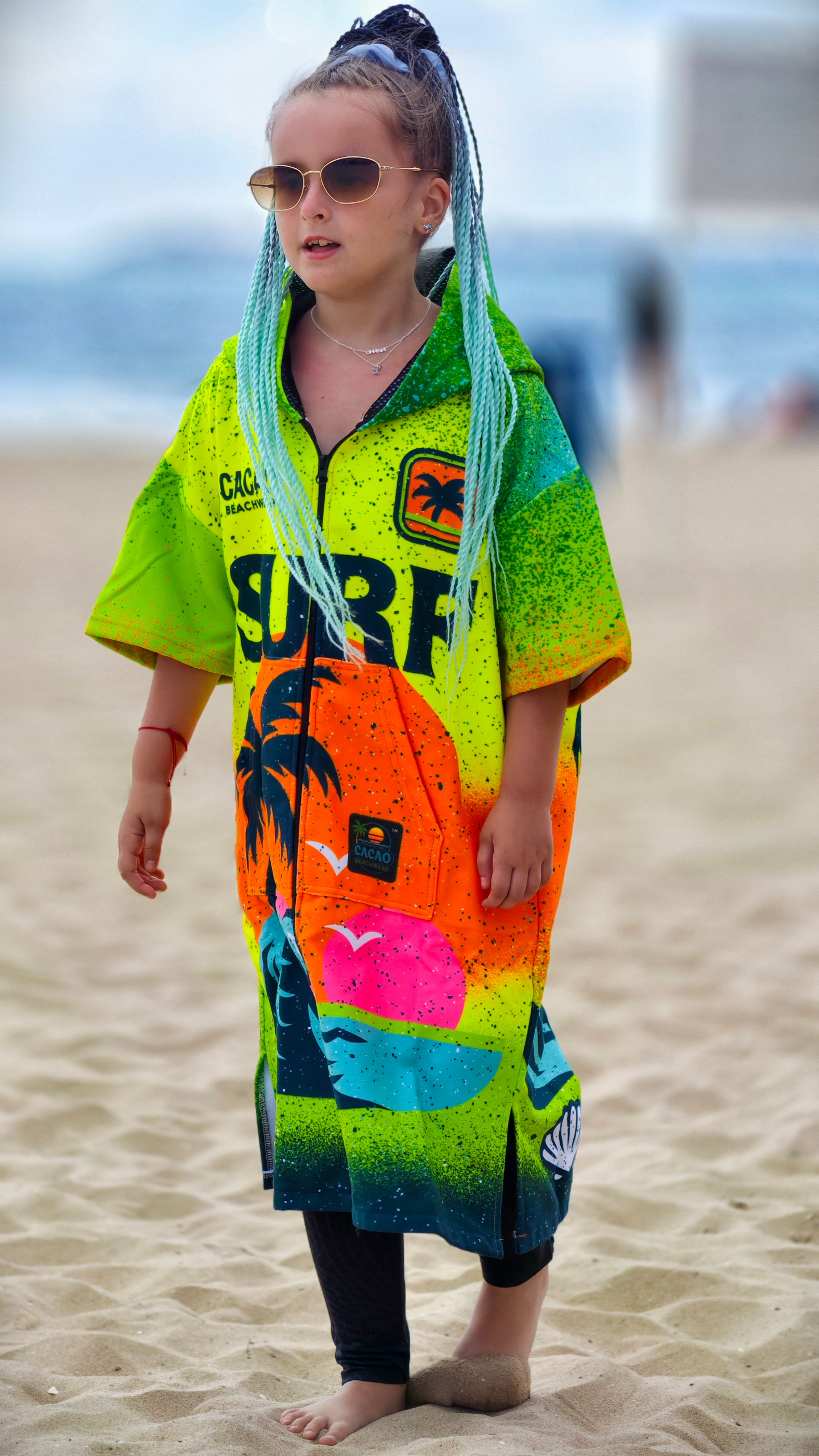Poncho de praia infantil Surf Vibe em toalha para meninas com capuz, fecho de correr e bolsos – CACAO Beachwear™

