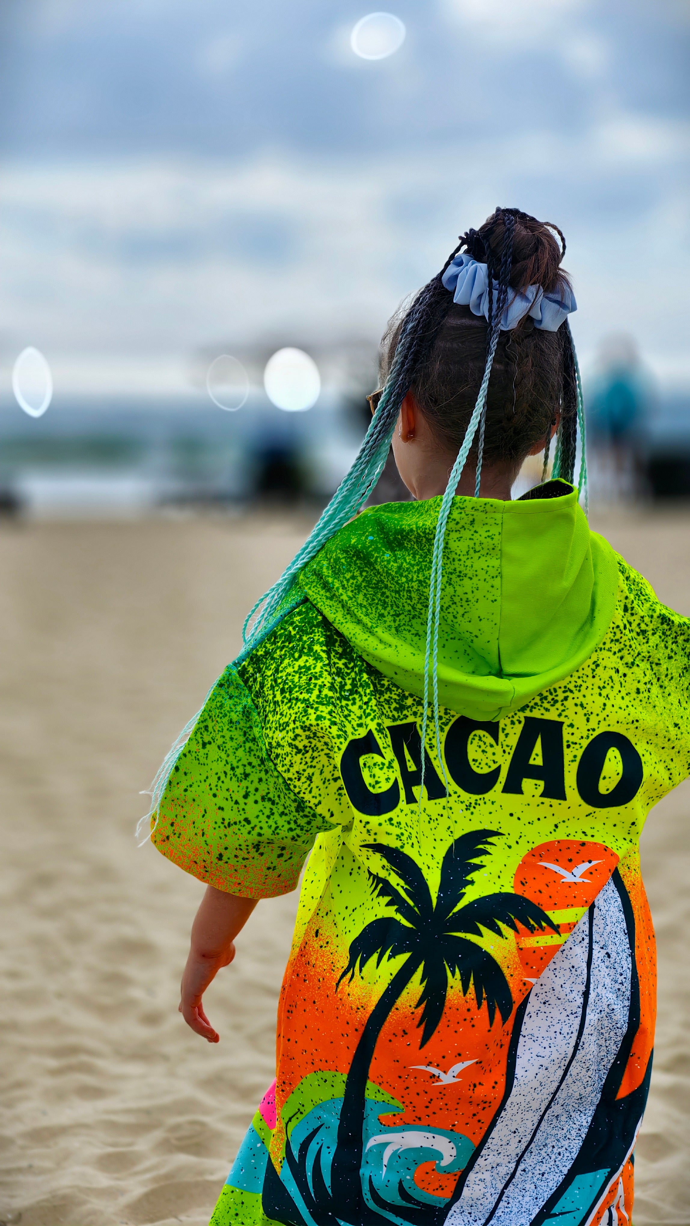Poncho de praia infantil Surf Vibe em toalha para meninas com capuz, fecho de correr e bolsos – CACAO Beachwear™

