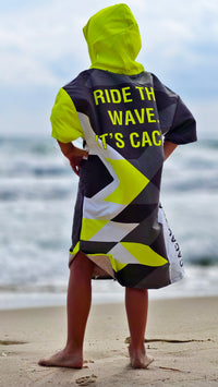 Poncho de praia infantil Solar Vibes em toalha NanoDry Ultra™ para meninos com capuz, fecho de correr e bolsos – CACAO Beachwear™

