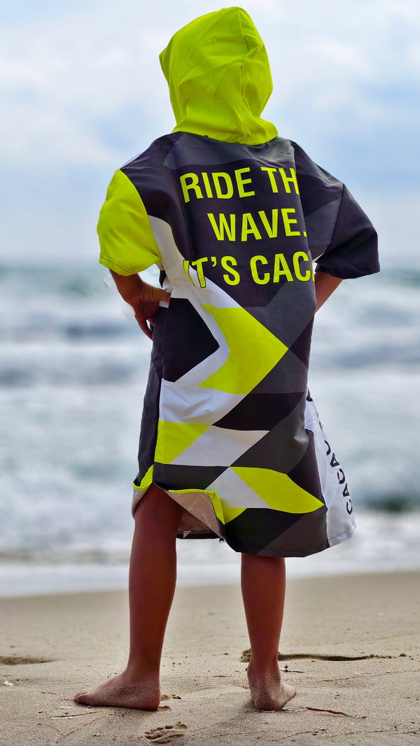 Poncho de praia infantil Solar Vibes em toalha NanoDry Ultra™ para meninos com capuz, fecho de correr e bolsos – CACAO Beachwear™

