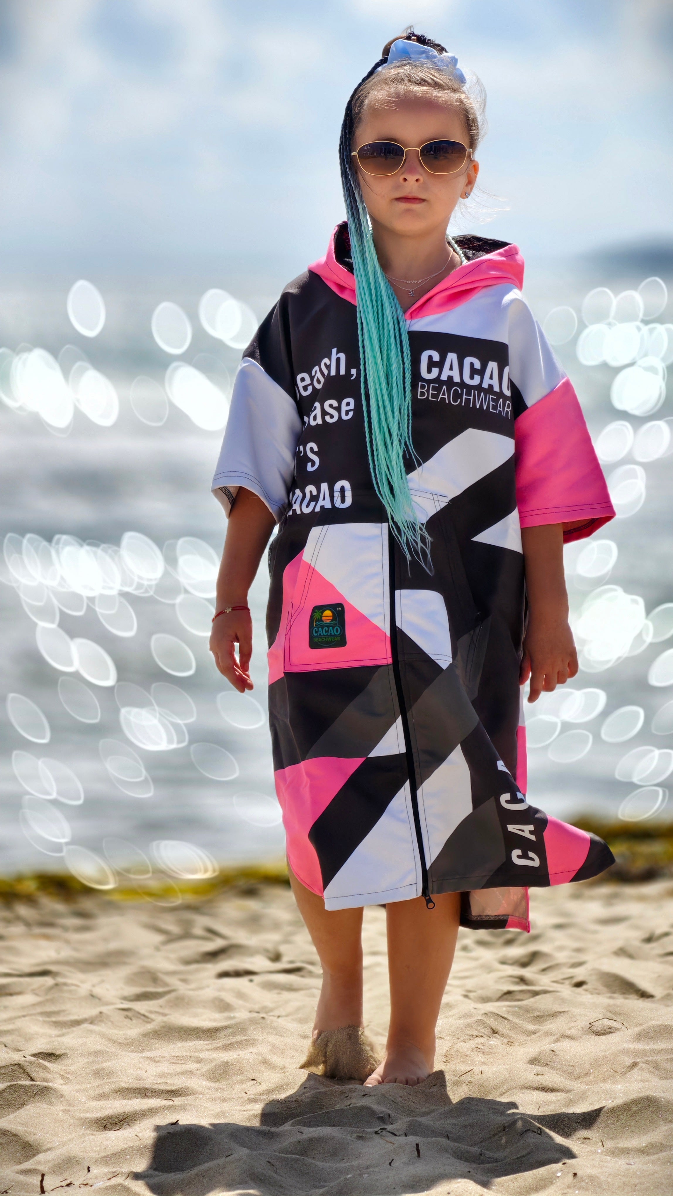 Детско плажно пончо Solar Vibes Pink NanoDry Ultra™ кърпа с качулка, цип и джобове – CACAO Beachwear™