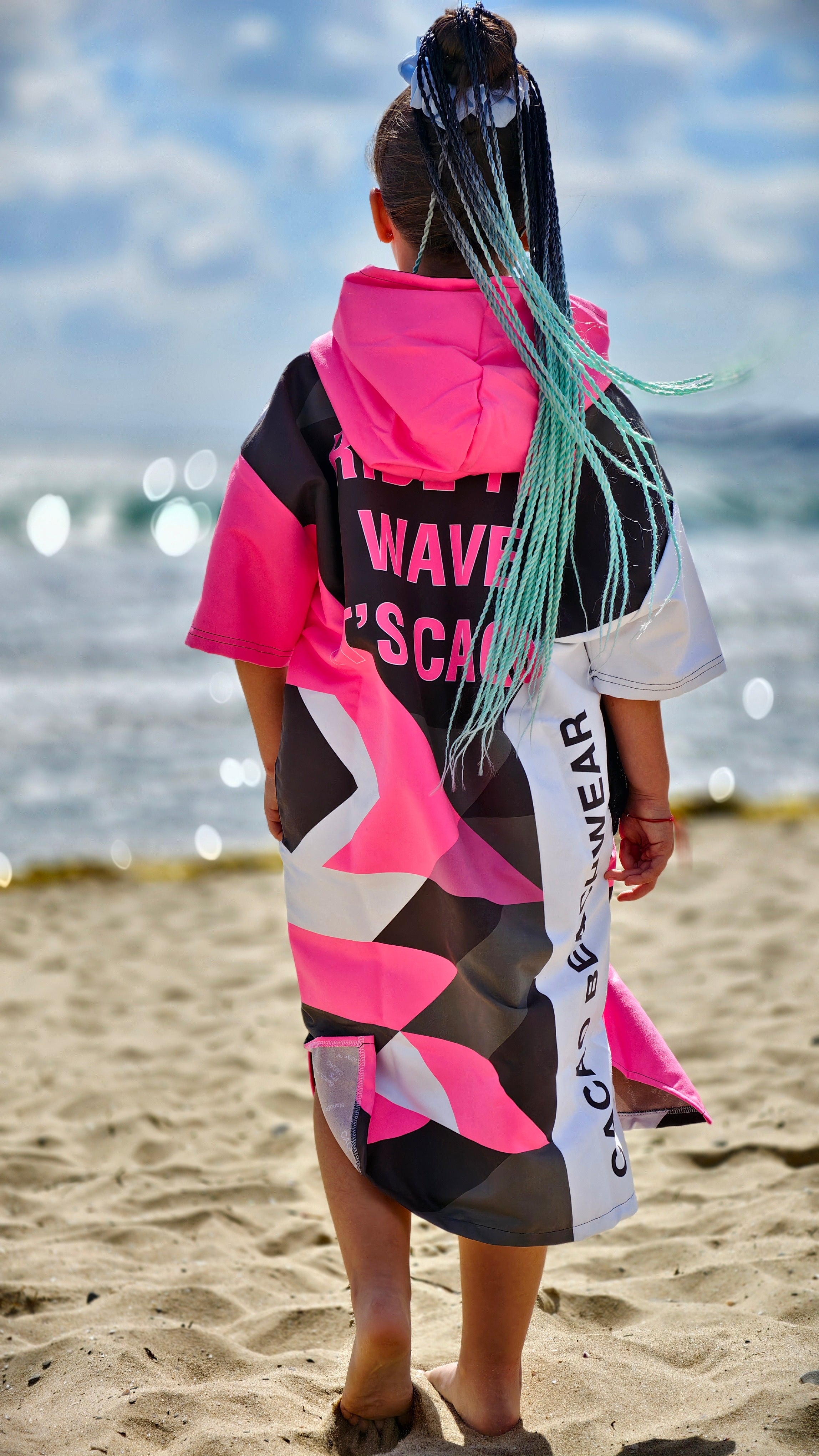 Детско плажно пончо Solar Vibes Pink NanoDry Ultra™ кърпа с качулка, цип и джобове – CACAO Beachwear™