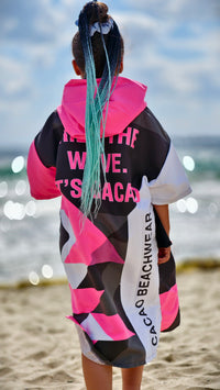 Детско плажно пончо Solar Vibes Pink NanoDry Ultra™ кърпа с качулка, цип и джобове – CACAO Beachwear™