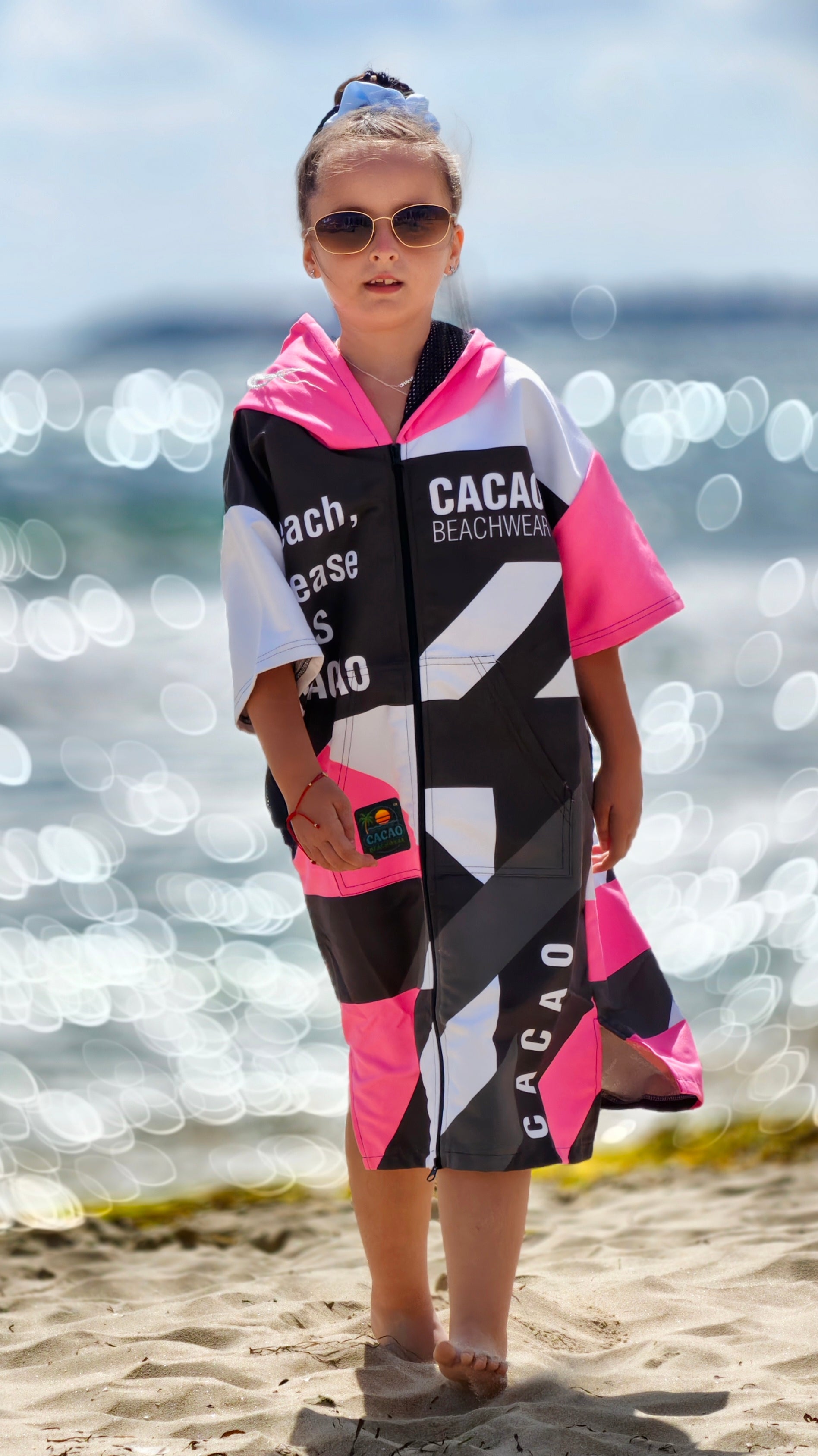 Детско плажно пончо Solar Vibes Pink NanoDry Ultra™ кърпа с качулка, цип и джобове – CACAO Beachwear™