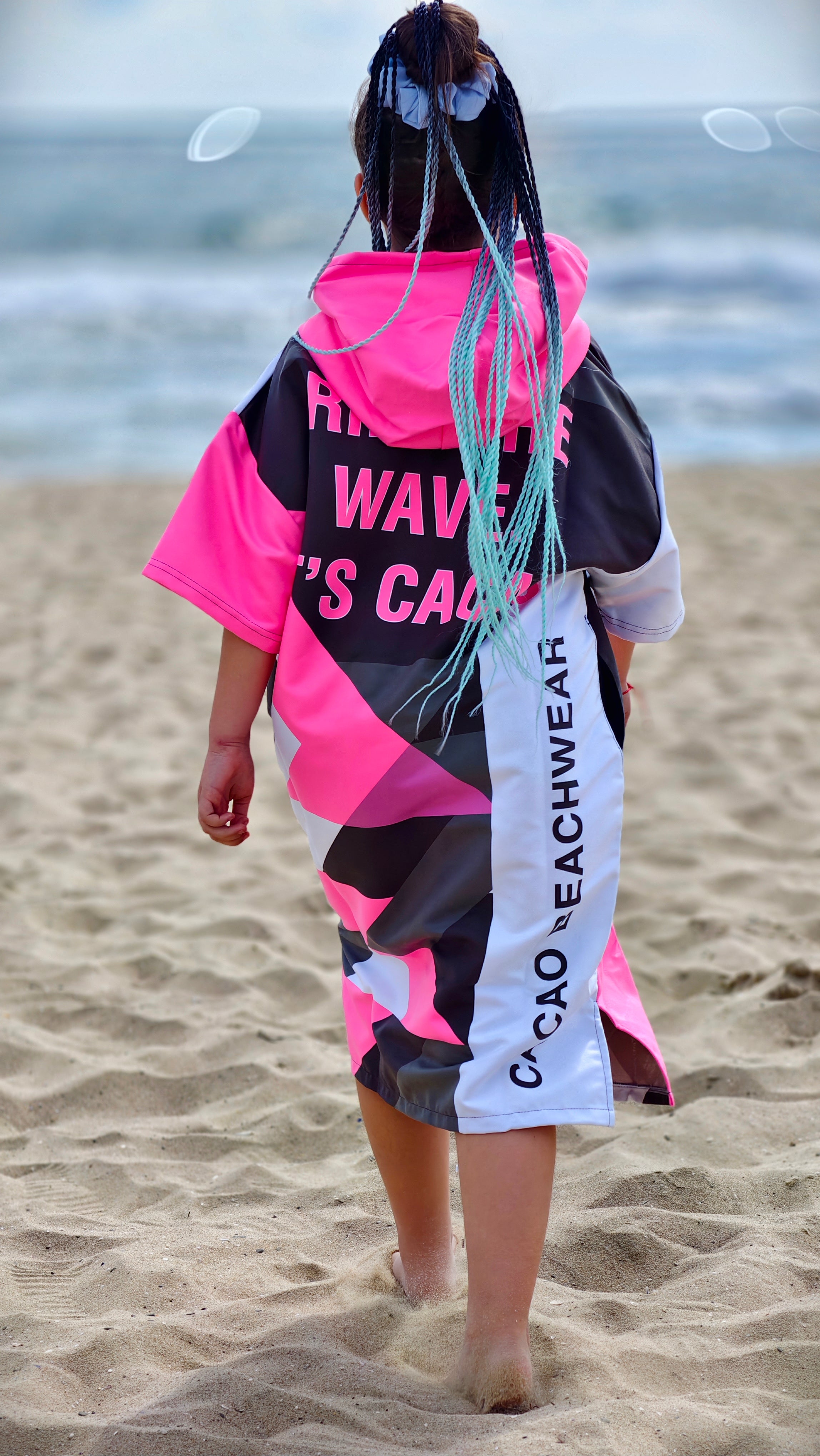 Детско плажно пончо Solar Vibes Pink NanoDry Ultra™ кърпа с качулка, цип и джобове – CACAO Beachwear™