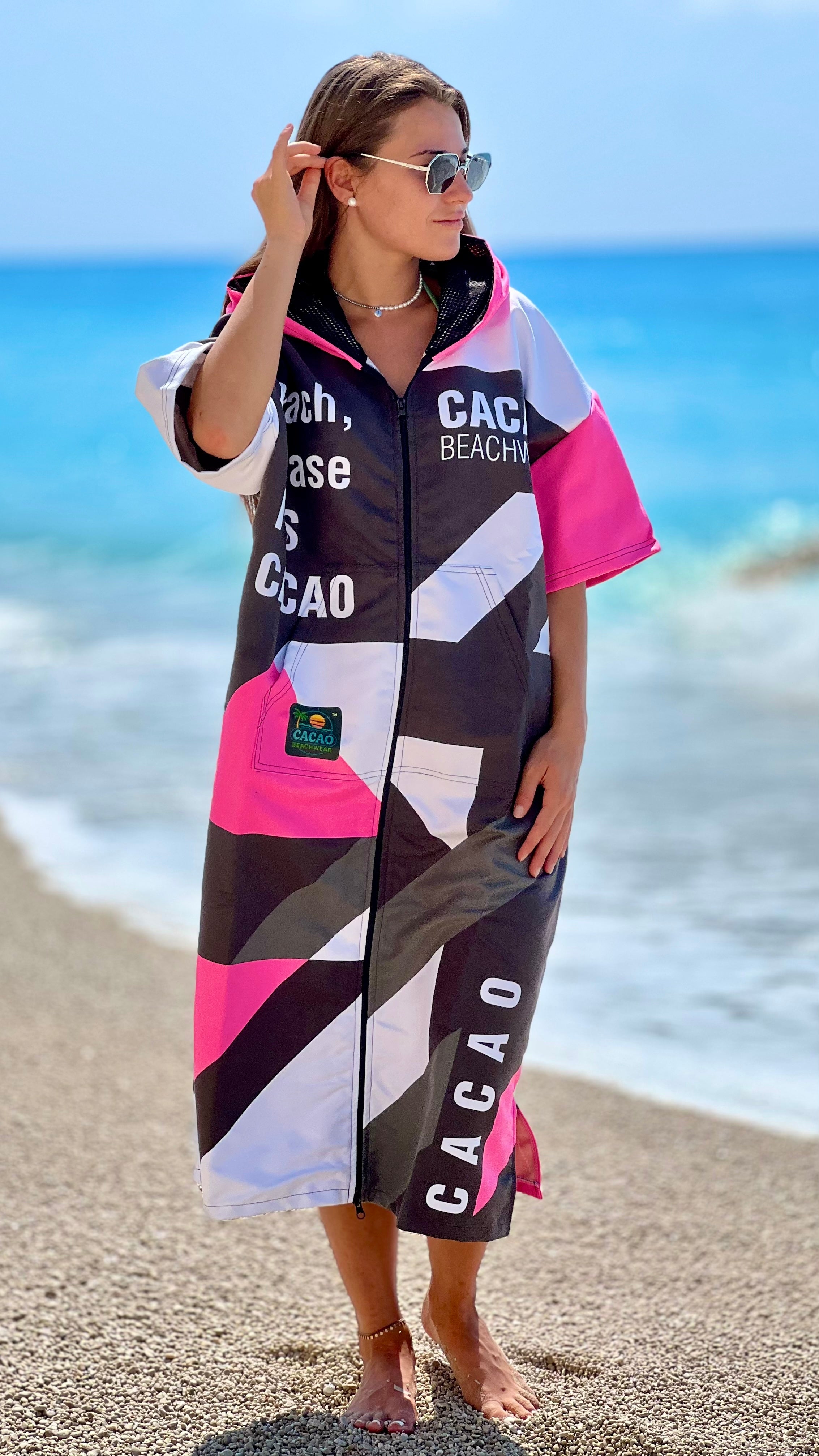 Poncho mare da donna Solar Vibes Pink NanoDry Ultra™ con cappuccio, zip e tasche – CACAO Beachwear™
