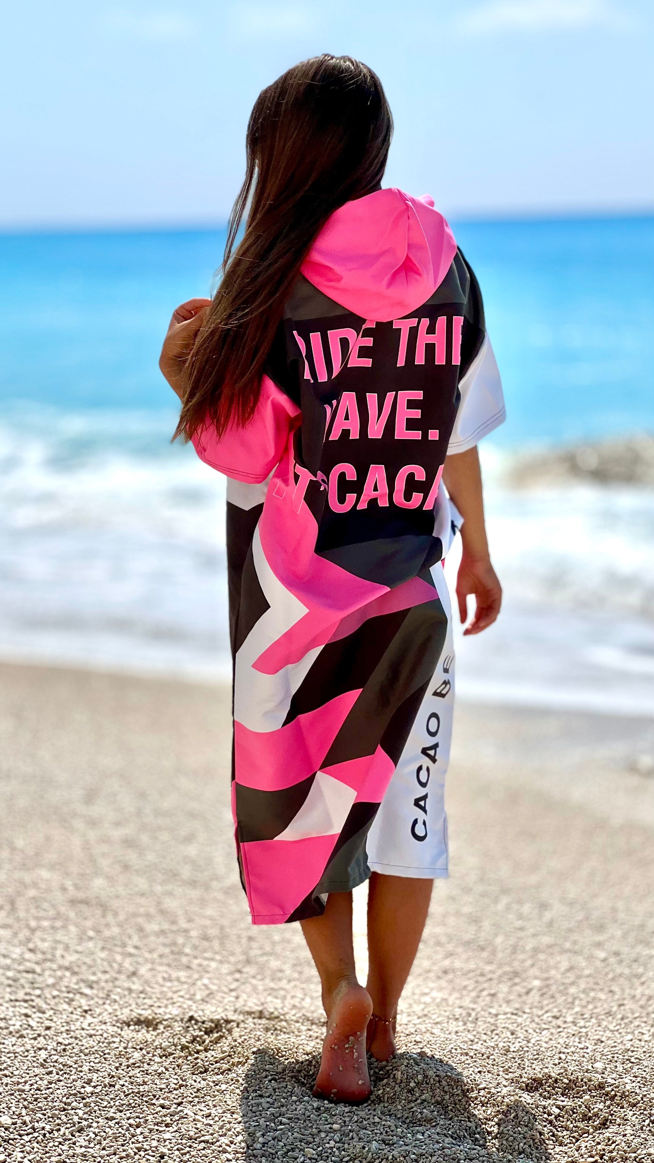 Poncho mare da donna Solar Vibes Pink NanoDry Ultra™ con cappuccio, zip e tasche – CACAO Beachwear™
