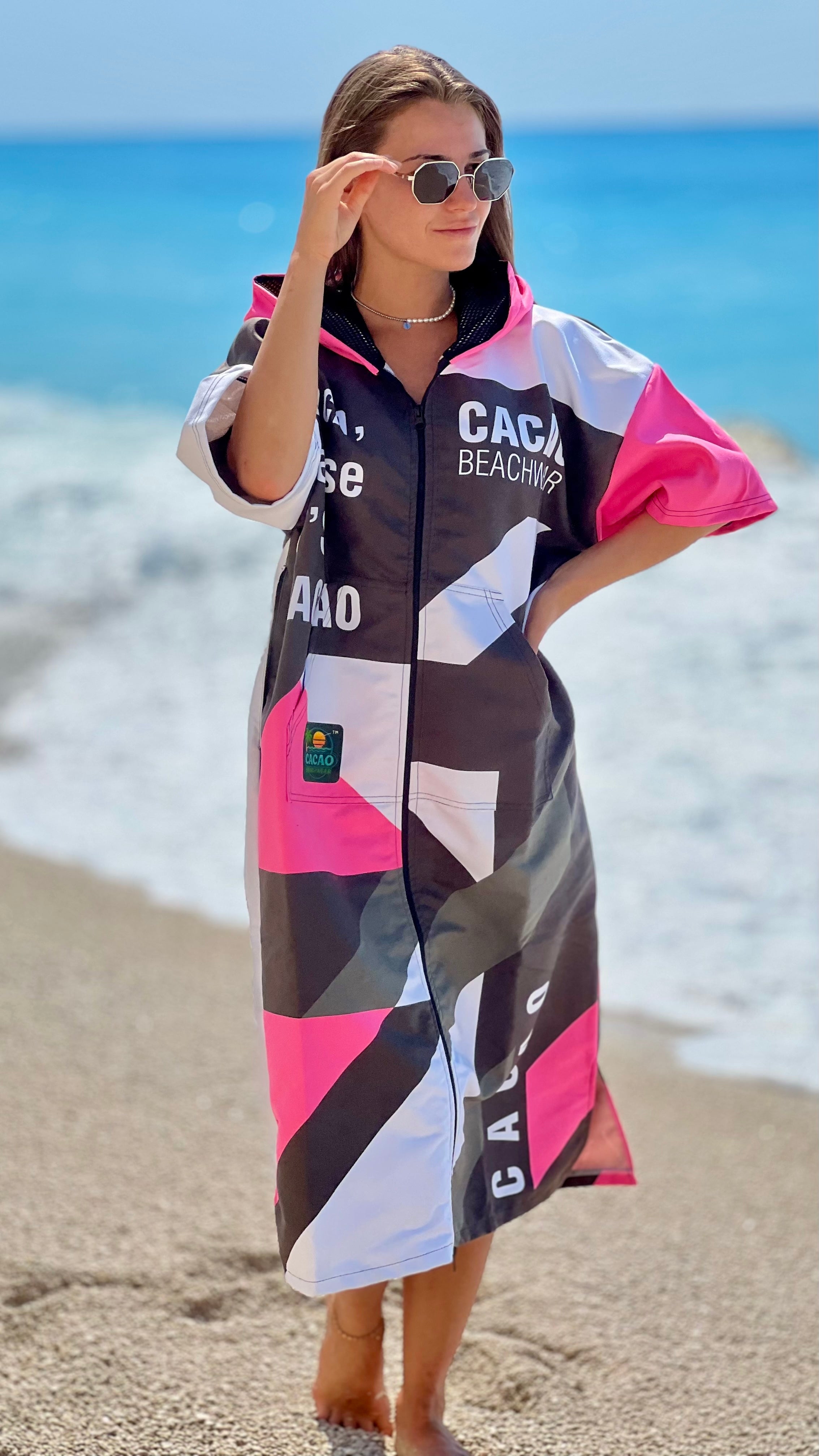Poncho mare da donna Solar Vibes Pink NanoDry Ultra™ con cappuccio, zip e tasche – CACAO Beachwear™

