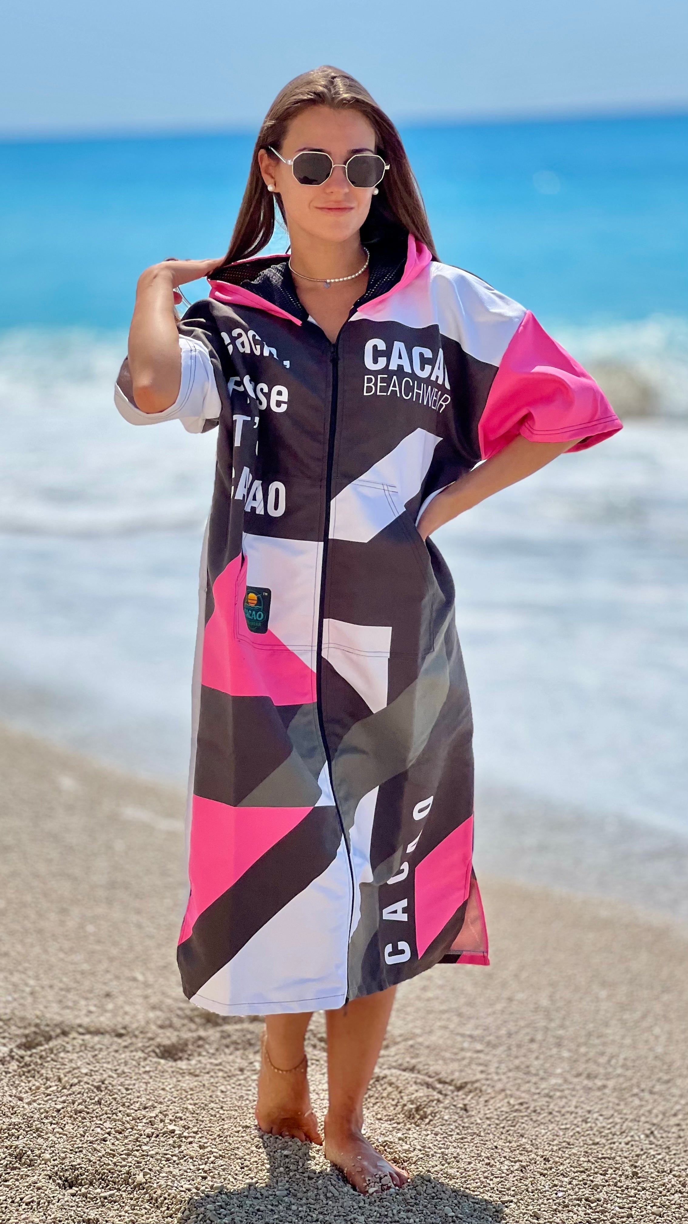 Poncho mare da donna Solar Vibes Pink NanoDry Ultra™ con cappuccio, zip e tasche – CACAO Beachwear™
